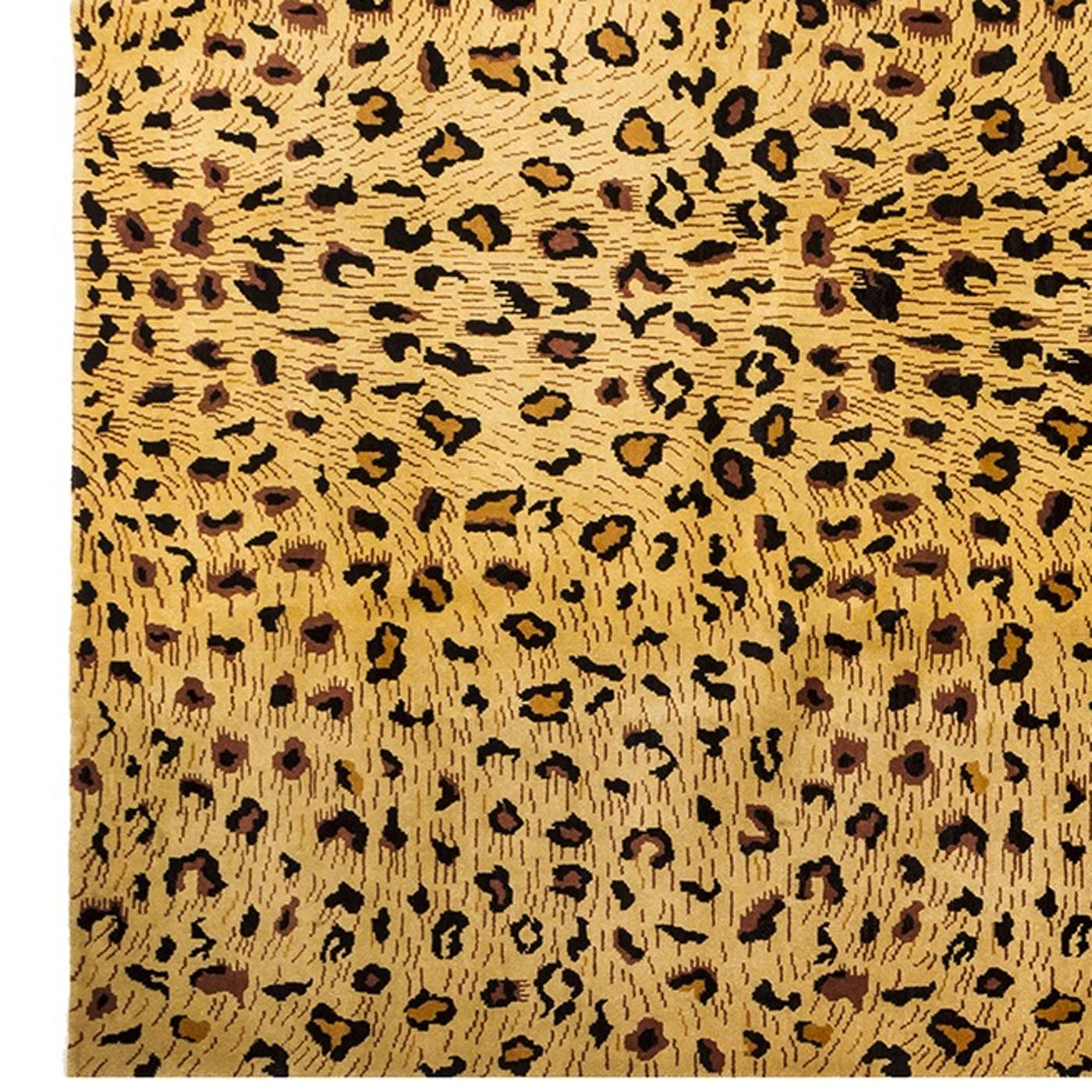 This magnificent carpet was entirely hand knotted and can be suitable to all settings, thanks to its masterful craftsmanship that combines 90% wool and 10% silk, and its contemporary sensibility that plays on the iconic leopard print theme. Part of