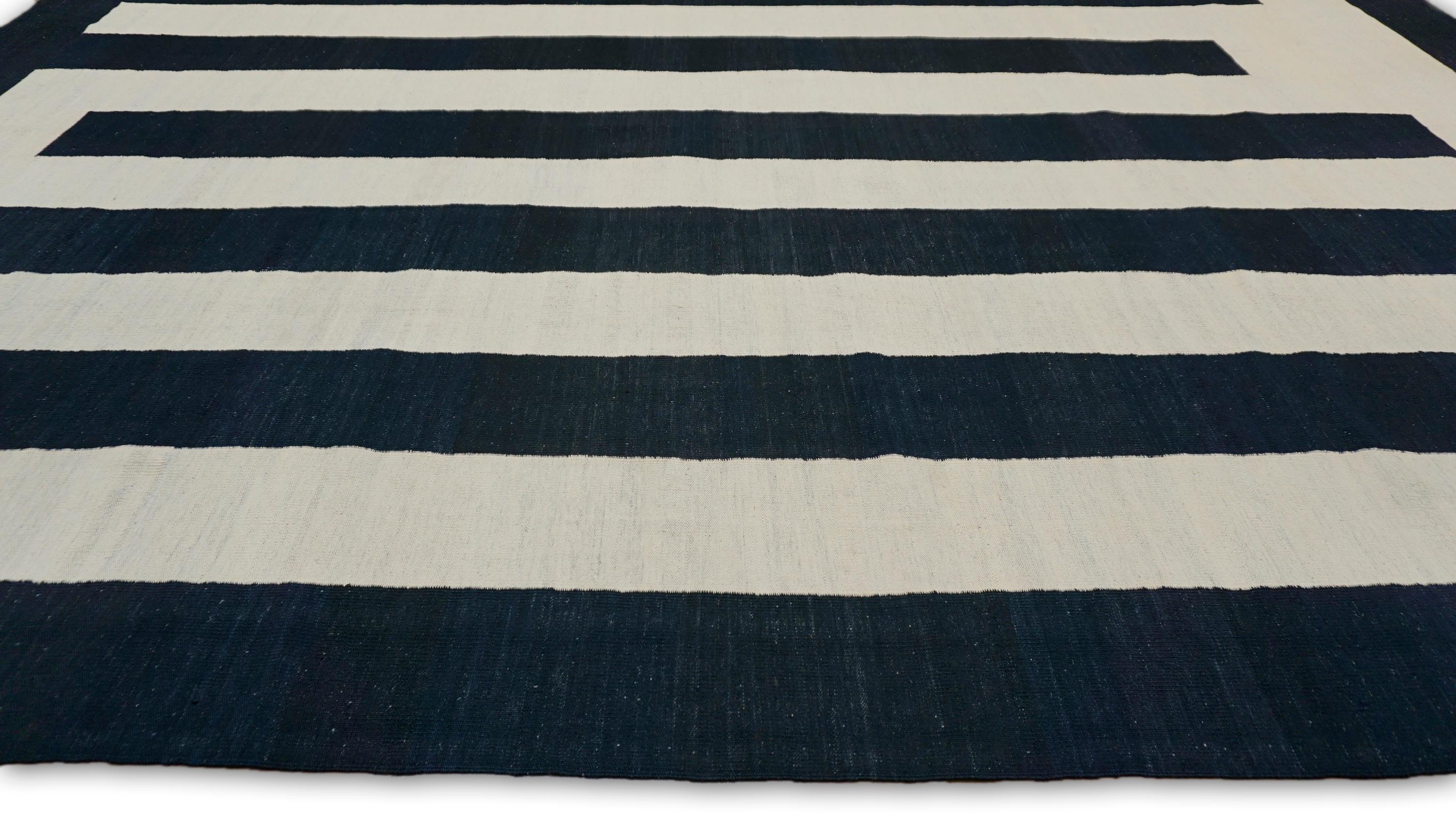 Kilim geométrico moderno de lana en negro y marfil 9'10''x12'10'' Art Decó en venta