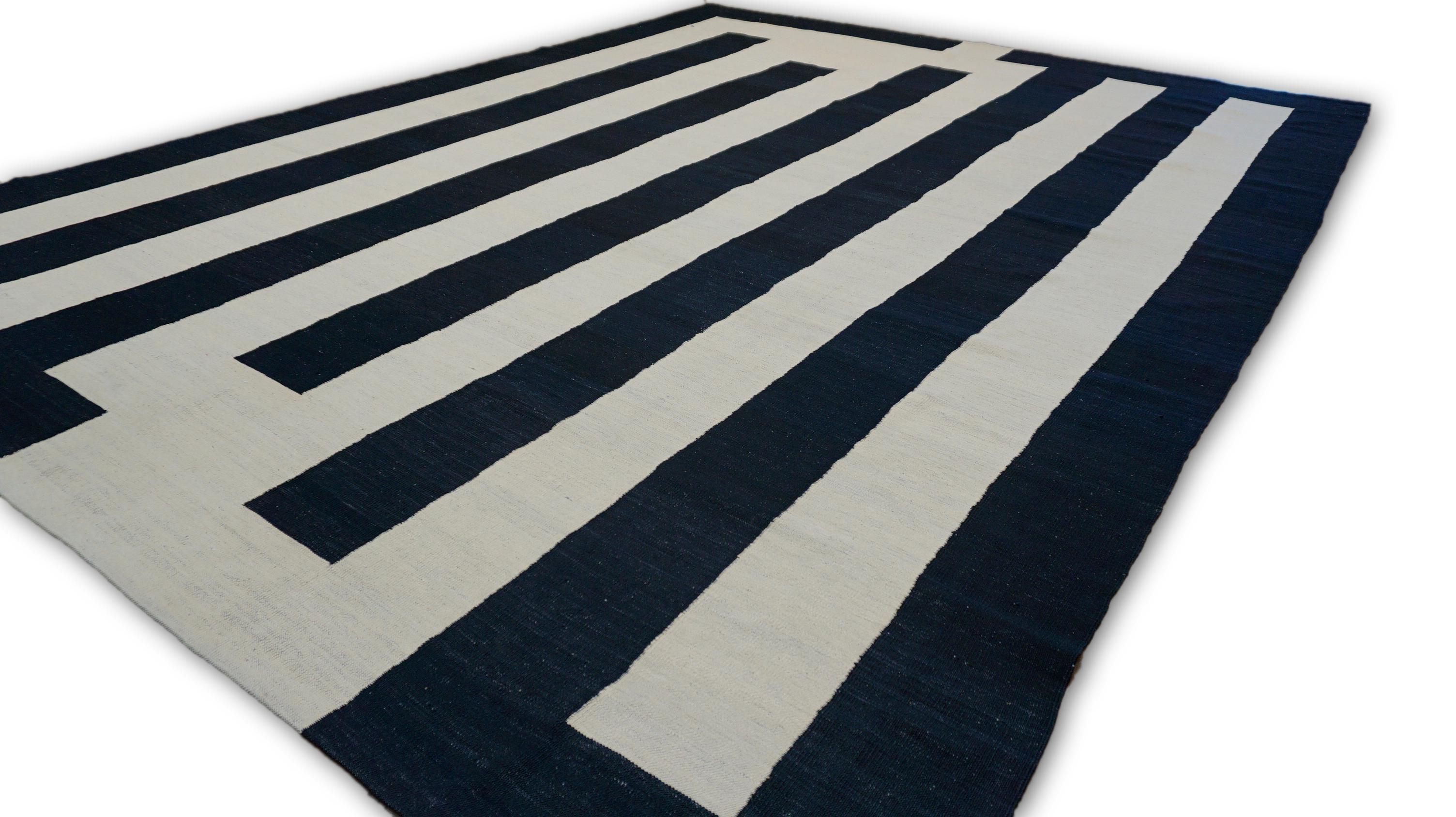 Kilim geométrico moderno de lana en negro y marfil 9'10''x12'10'' Pakistaní en venta