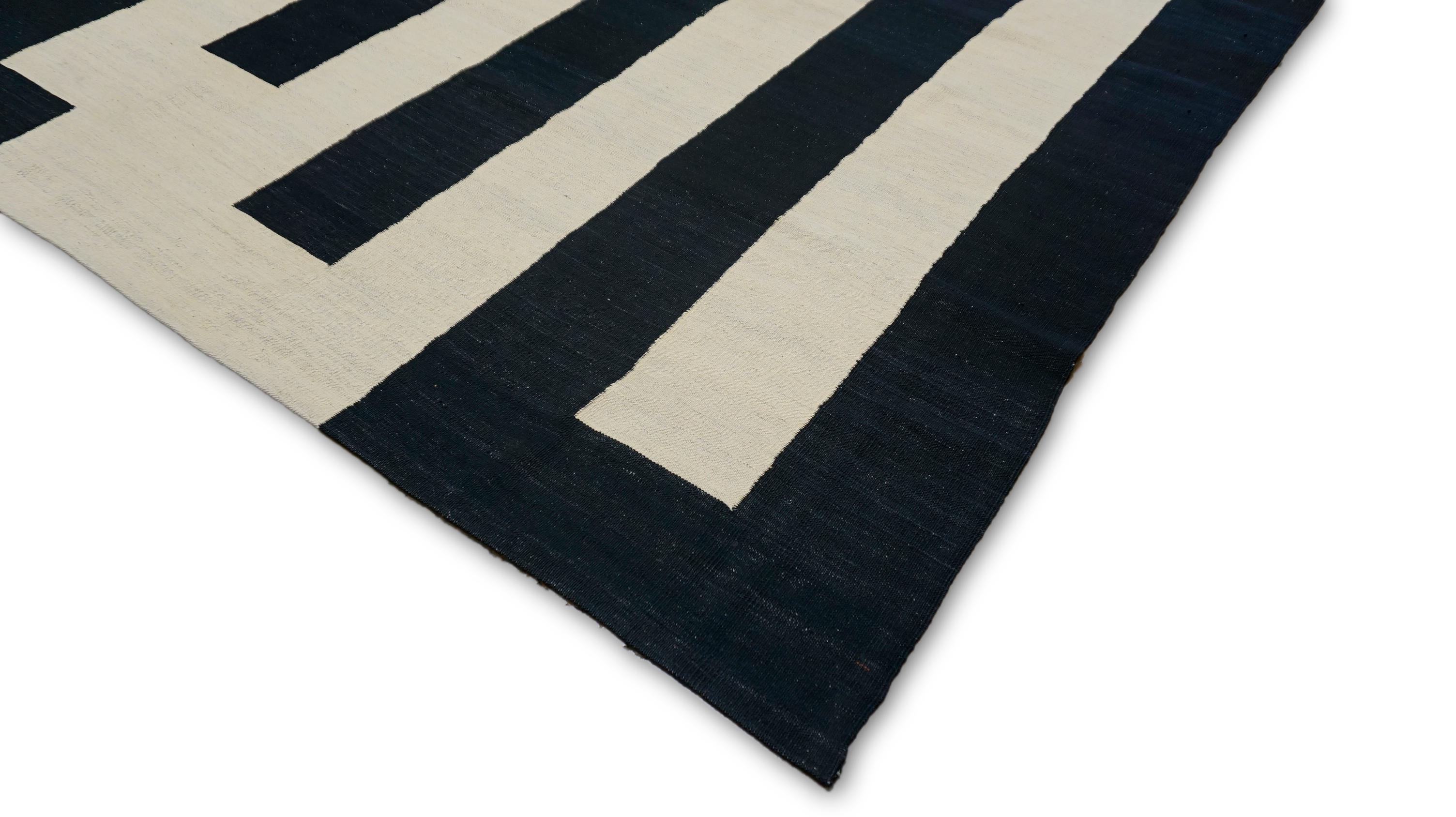 Kilim geométrico moderno de lana en negro y marfil 9'10''x12'10'' Tejido a mano en venta