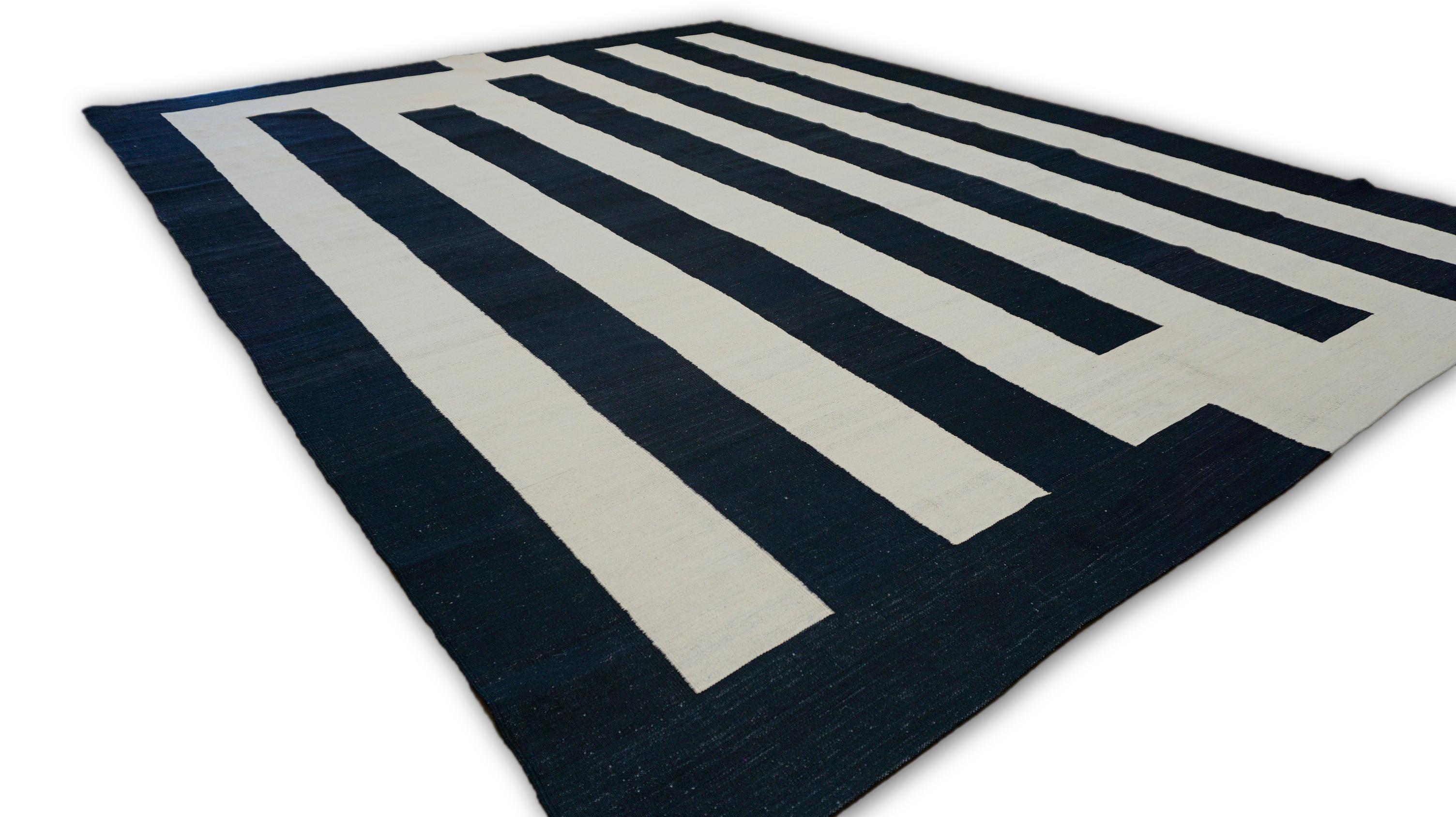 Kilim geométrico moderno de lana en negro y marfil 9'10''x12'10'' en Nuevo estado para la venta en Torrance, CA