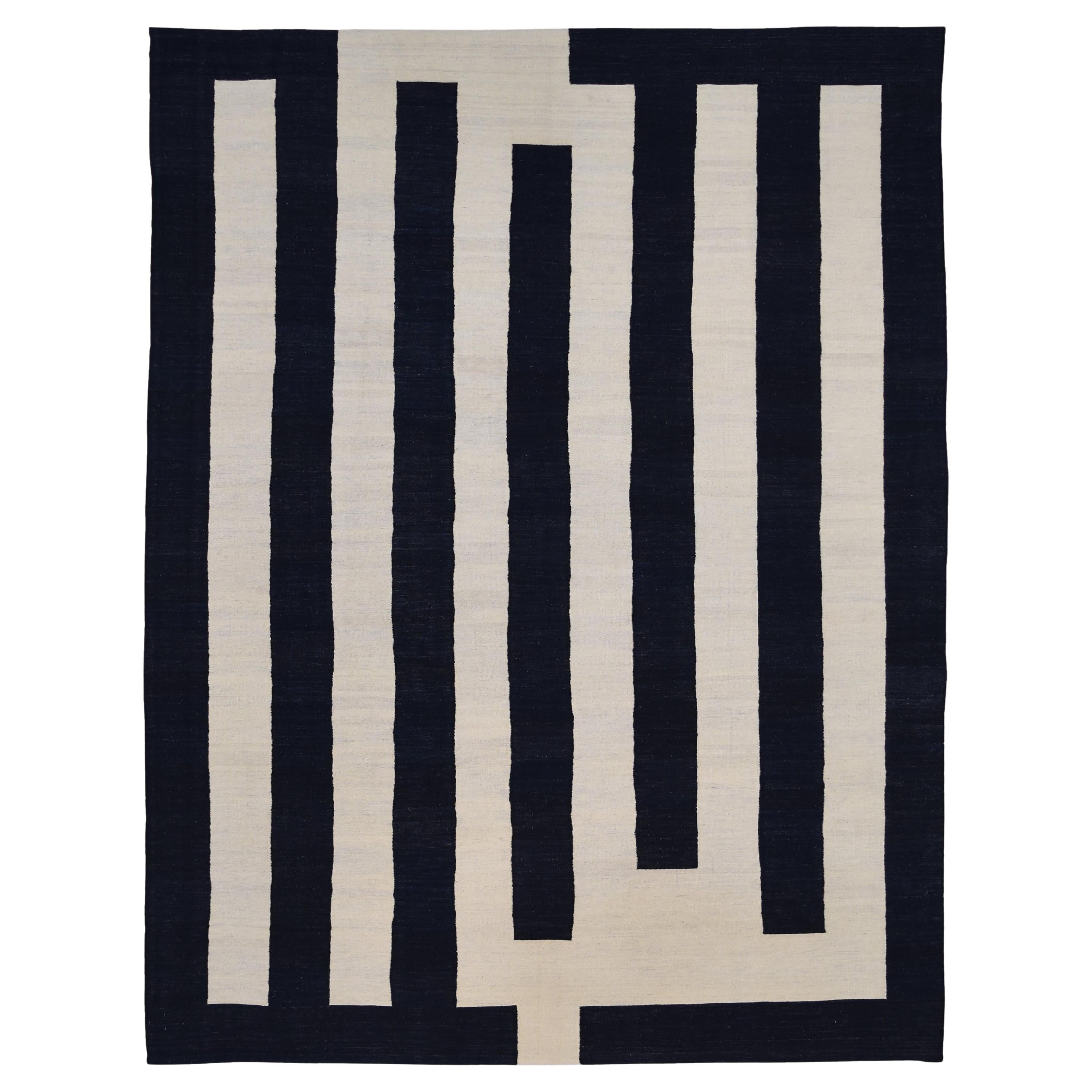 Kilim en laine géométrique noir et ivoire Modern Deco 9'10''x12'10''