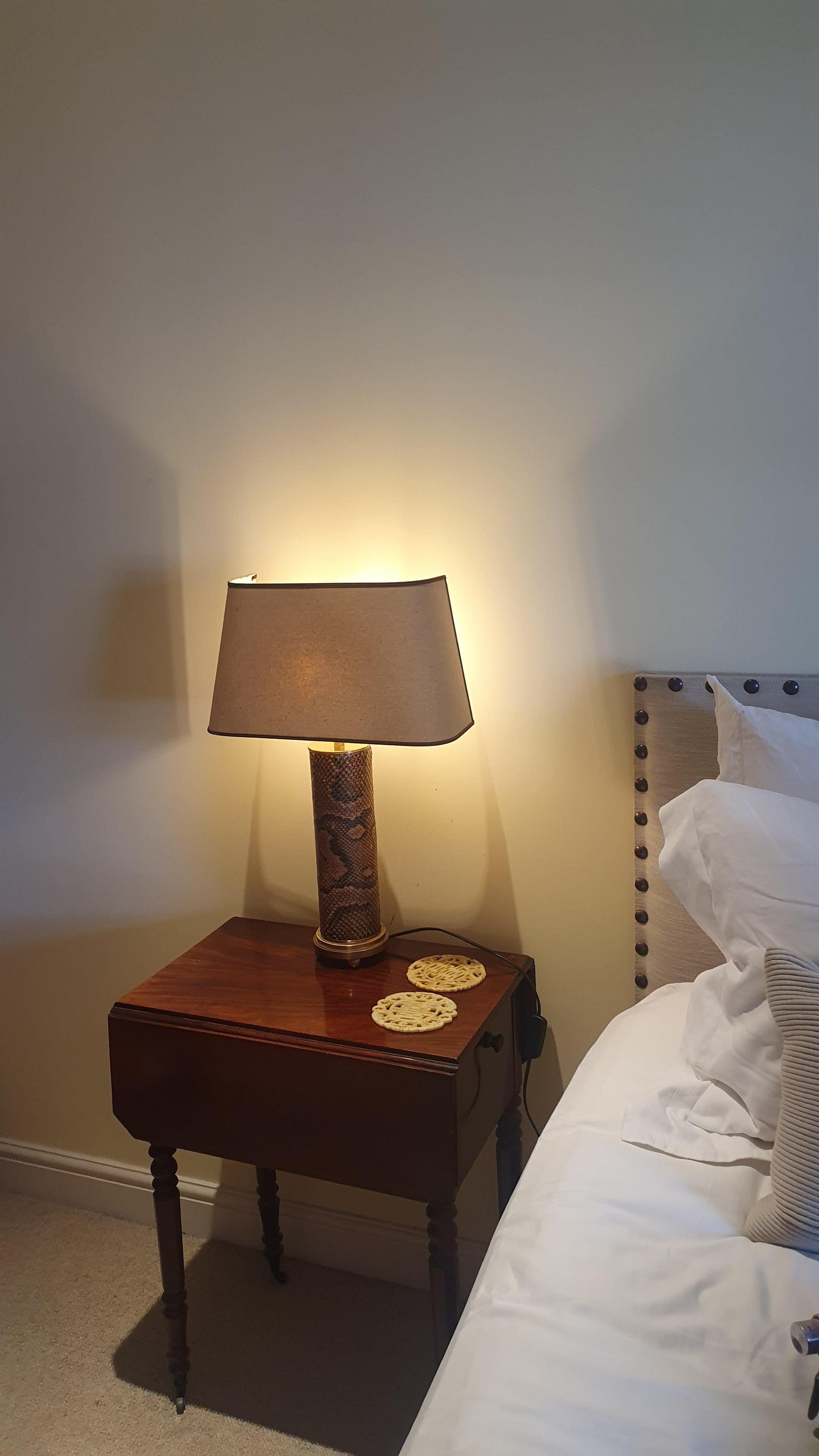 Lampe à colonne à gradins Art Déco moderne en bronze moulé avec revêtement en peau de serpent en vente 2
