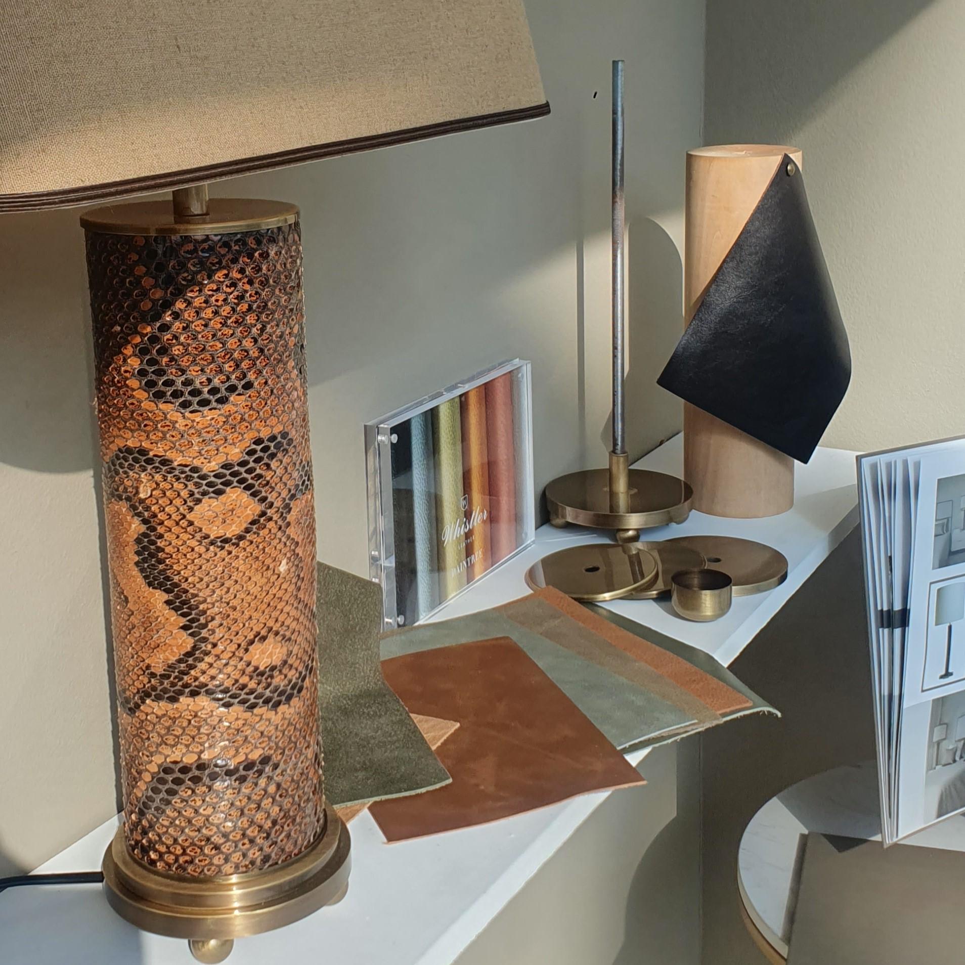 Lampe à colonne à gradins Art Déco moderne en bronze moulé avec revêtement en peau de serpent en vente 4