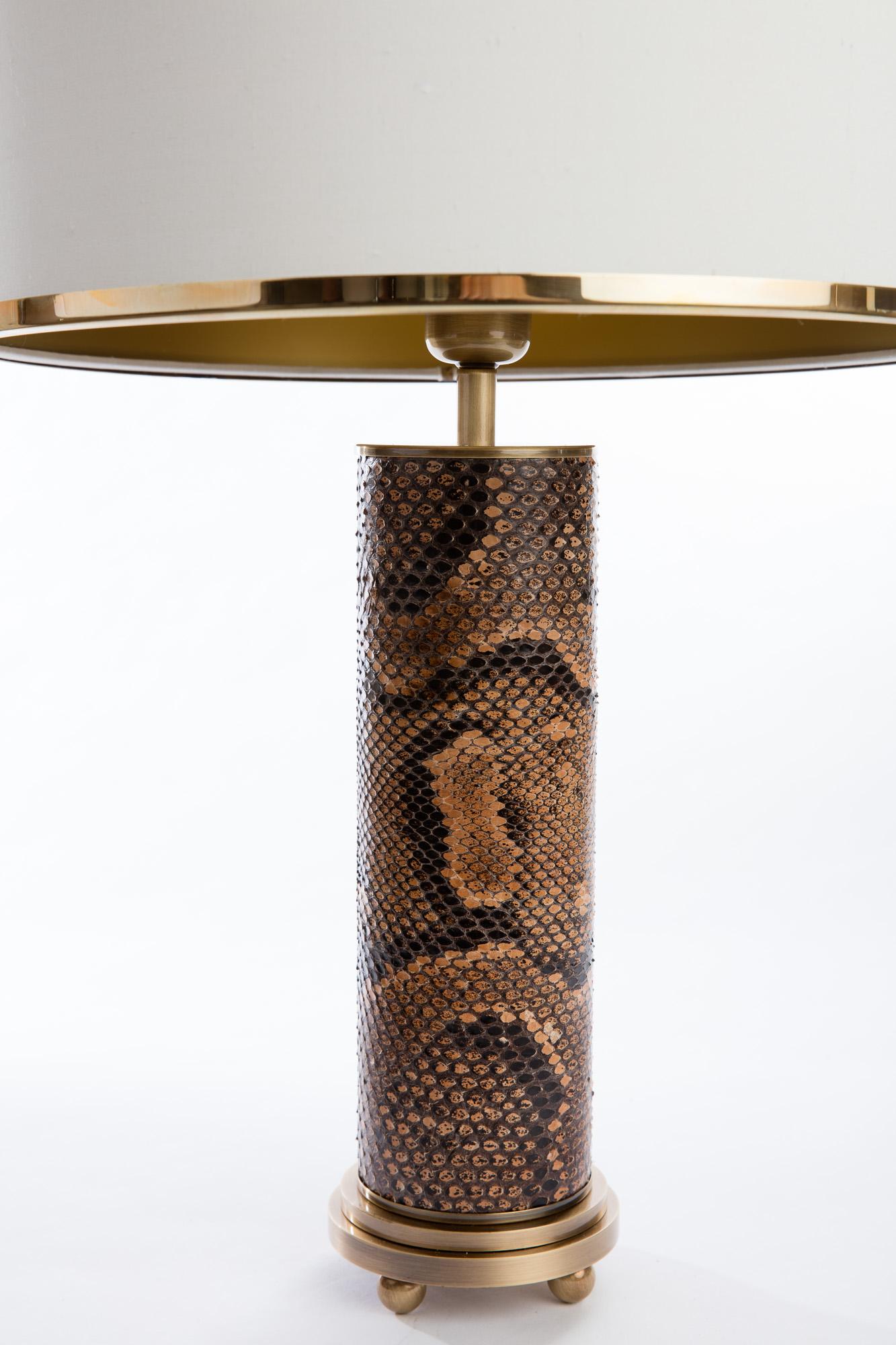 Lampe à colonne à gradins Art Déco moderne en bronze moulé avec revêtement en peau de serpent en vente 5