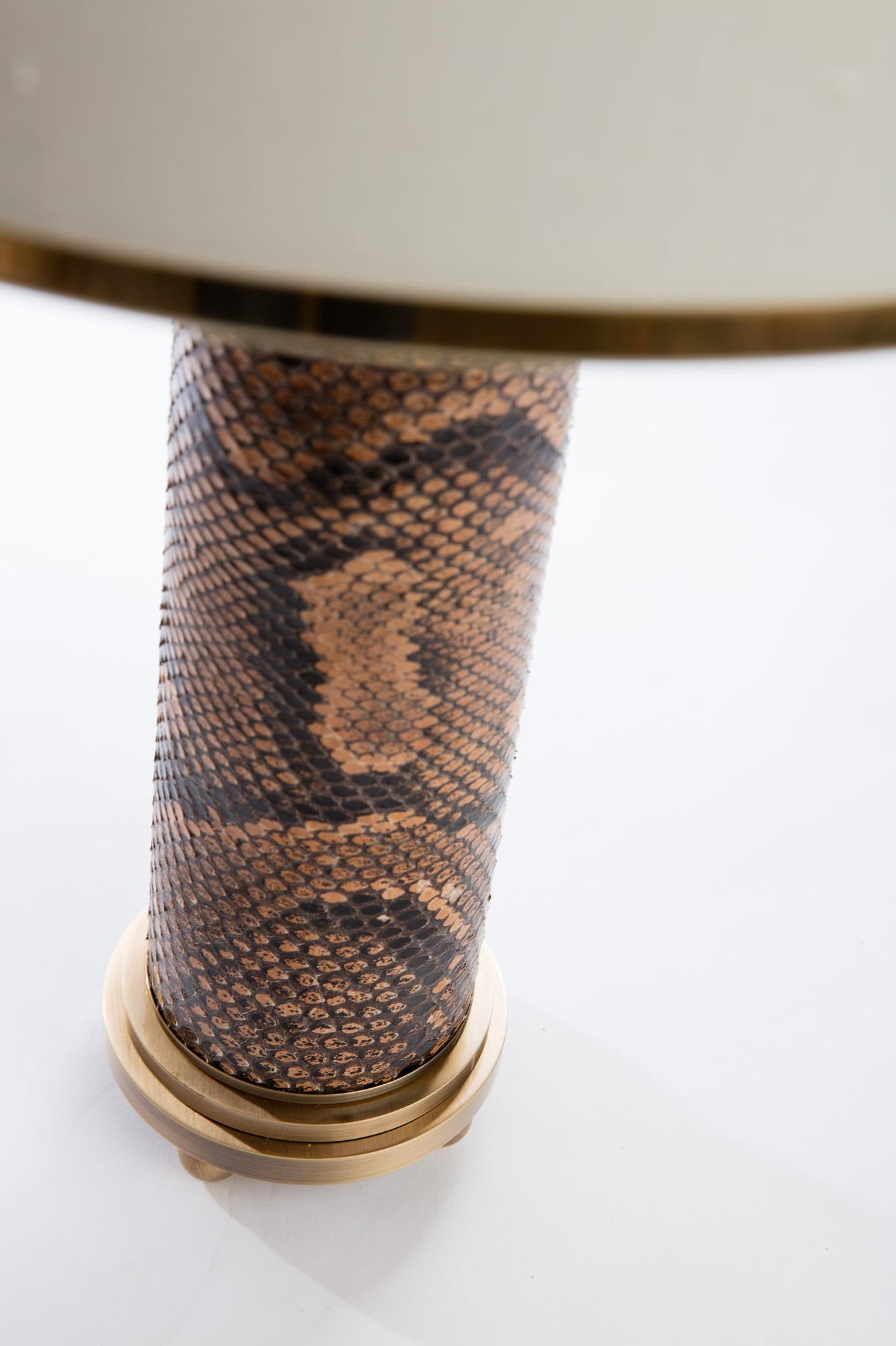 Lampe à colonne à gradins Art Déco moderne en bronze moulé avec revêtement en peau de serpent en vente 6