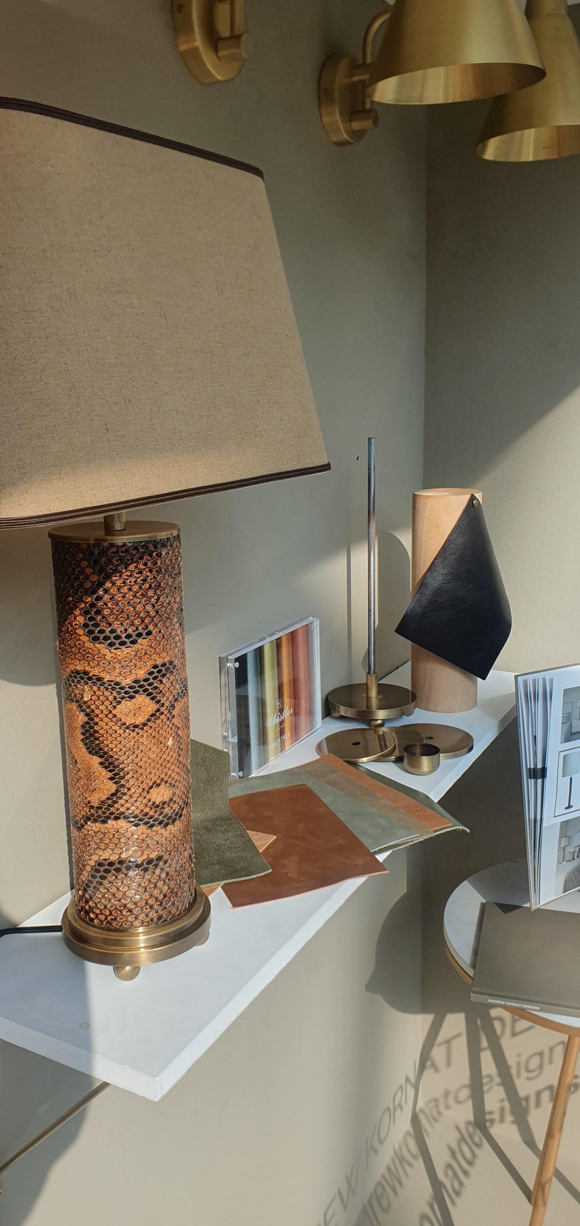 Lampe à colonne à gradins Art Déco moderne en bronze moulé avec revêtement en peau de serpent en vente 7