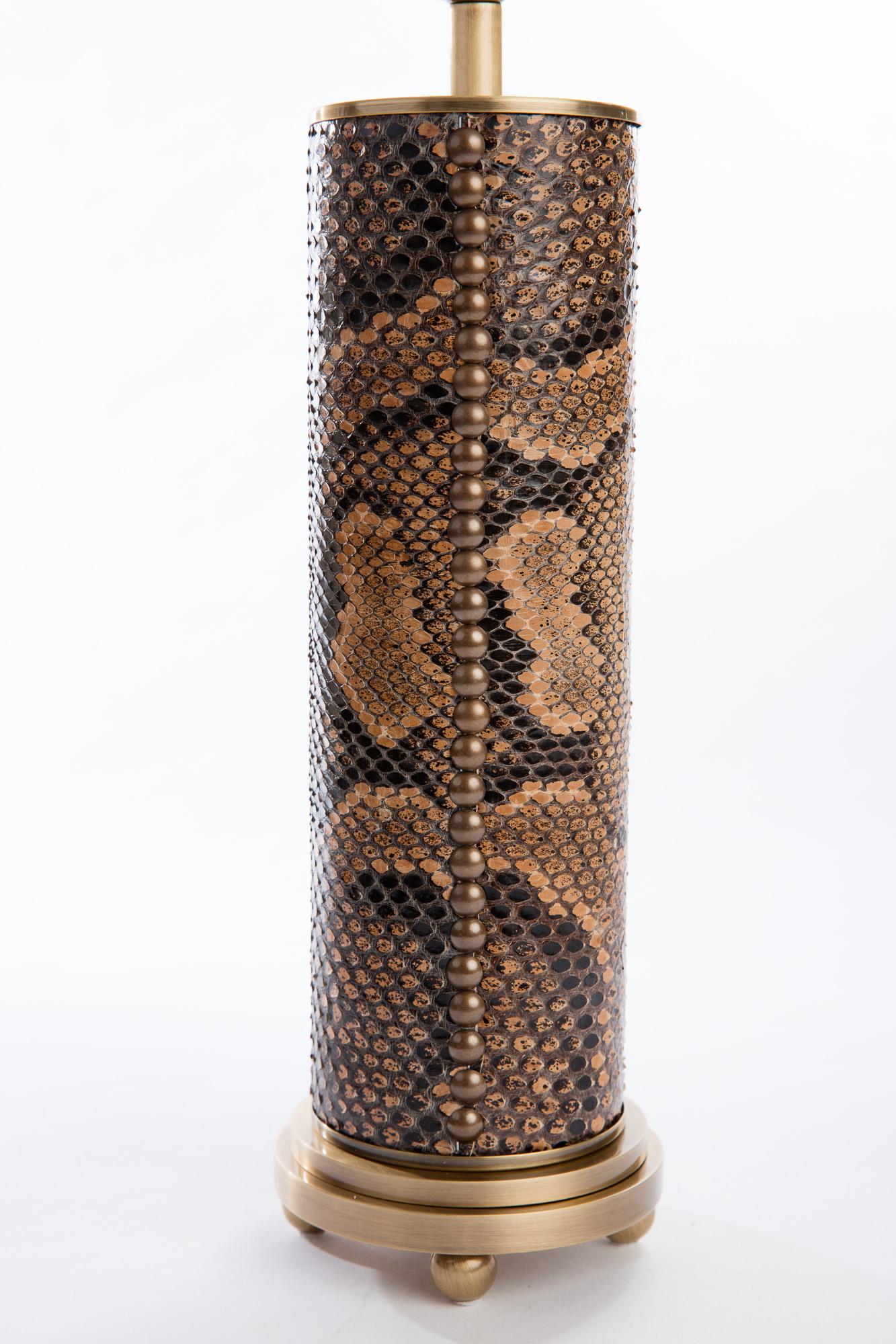 Lampe à colonne à gradins Art Déco moderne en bronze moulé avec revêtement en peau de serpent en vente 8