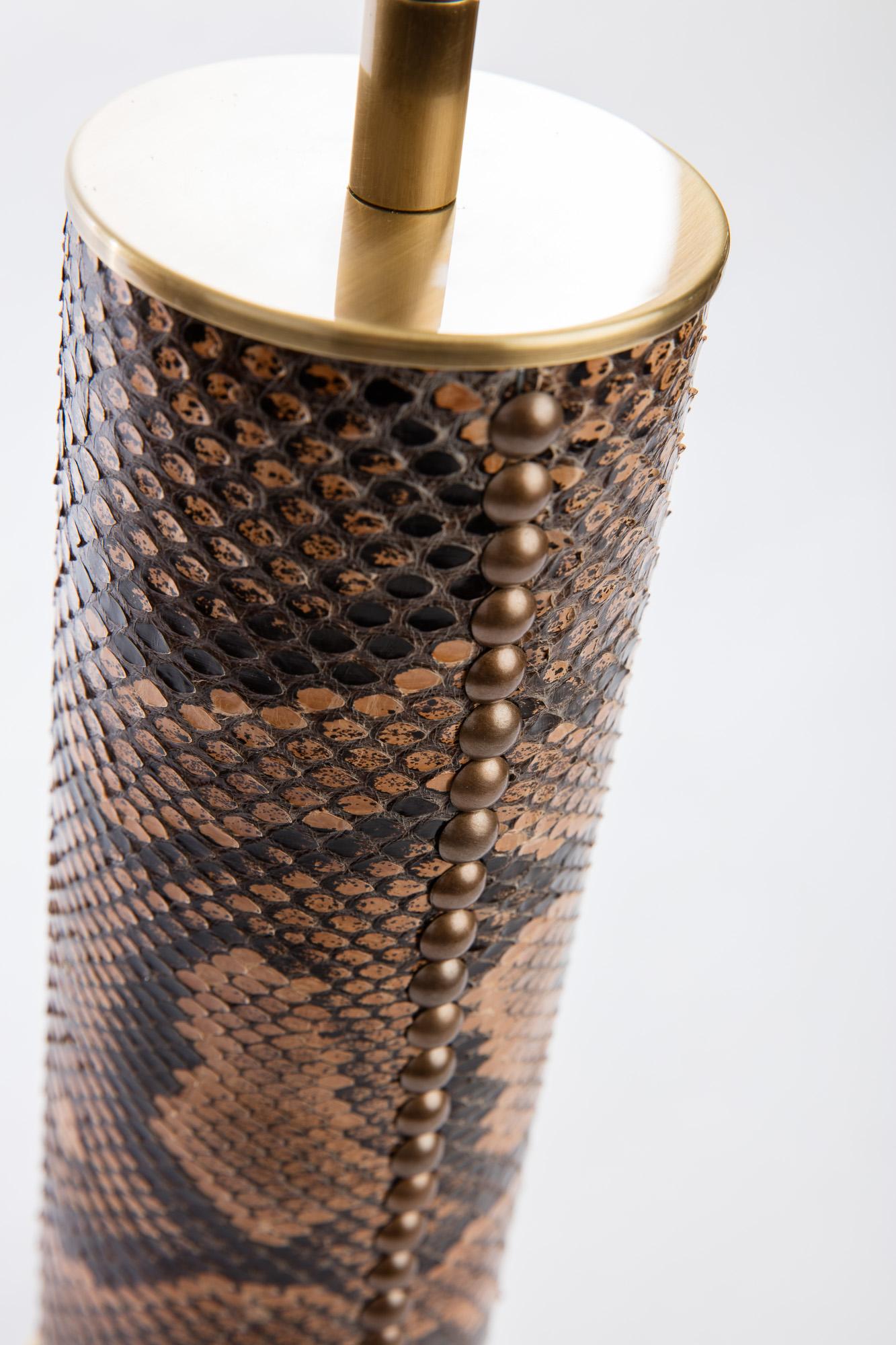 Lampe à colonne à gradins Art Déco moderne en bronze moulé avec revêtement en peau de serpent en vente 9