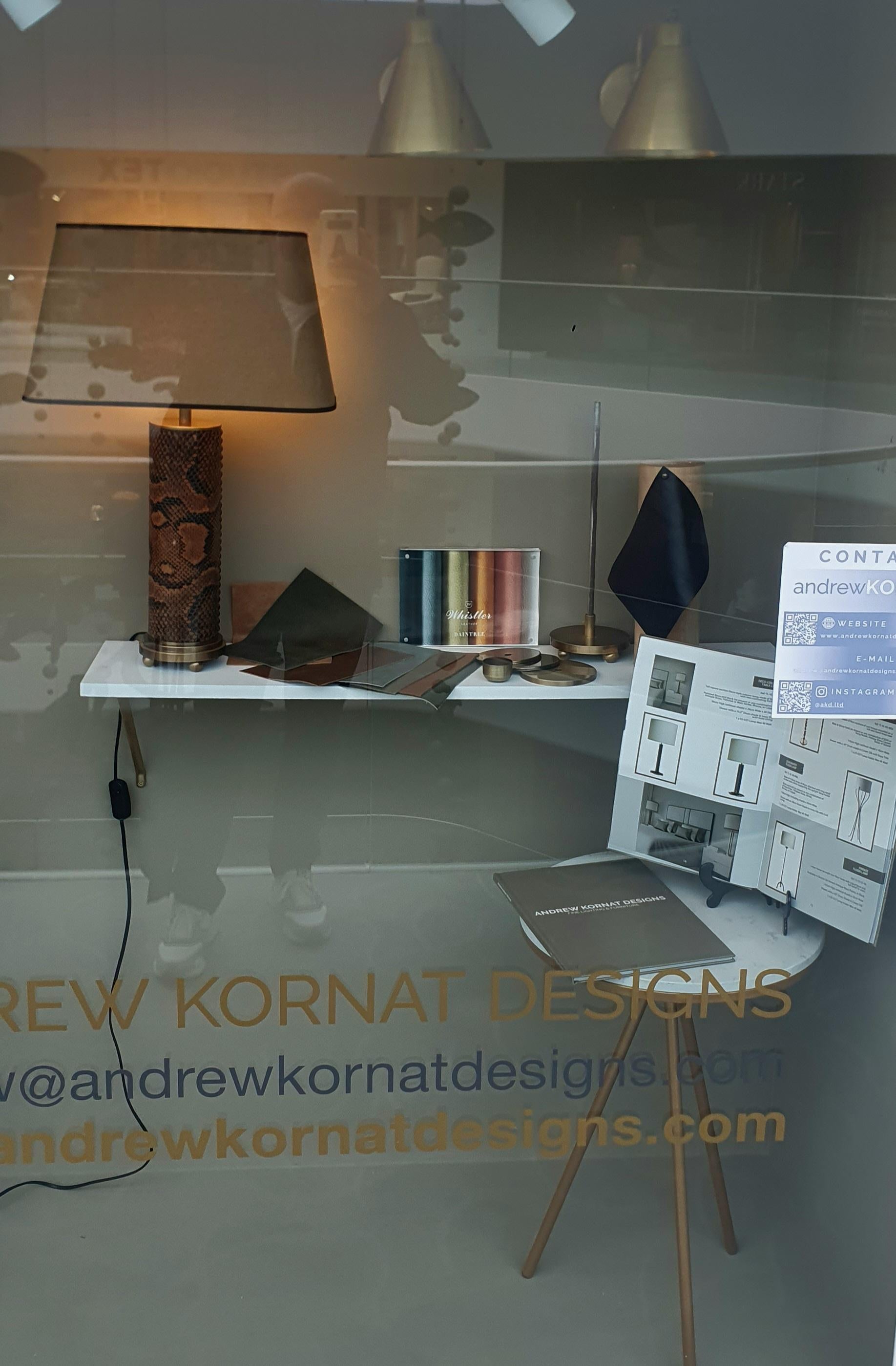 Lampe à colonne à gradins Art Déco moderne en bronze moulé avec revêtement en peau de serpent en vente 10