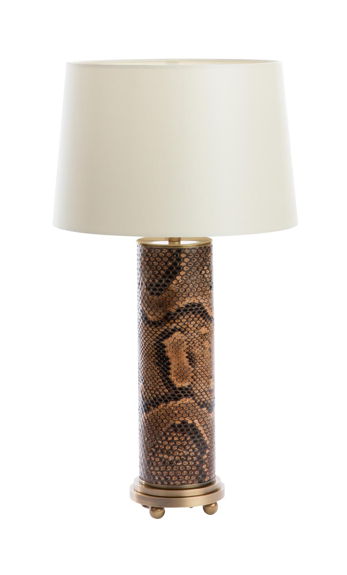 Conçue et fabriquée par Andrew Kornat Designs, cette lampe présente une ambiance déco moderne avec des proportions épurées et élégantes. La lampe a été conçue lorsqu'Andrew a trouvé une peau de serpent de 12 pieds dans une boutique de taxidermie à
