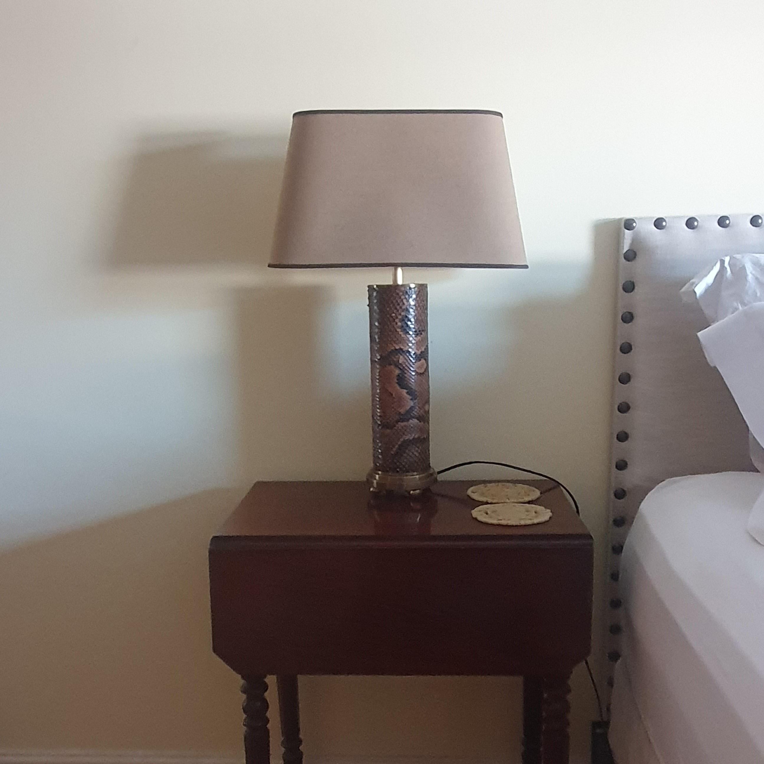 Britannique Lampe à colonne à gradins Art Déco moderne en bronze moulé avec revêtement en peau de serpent en vente
