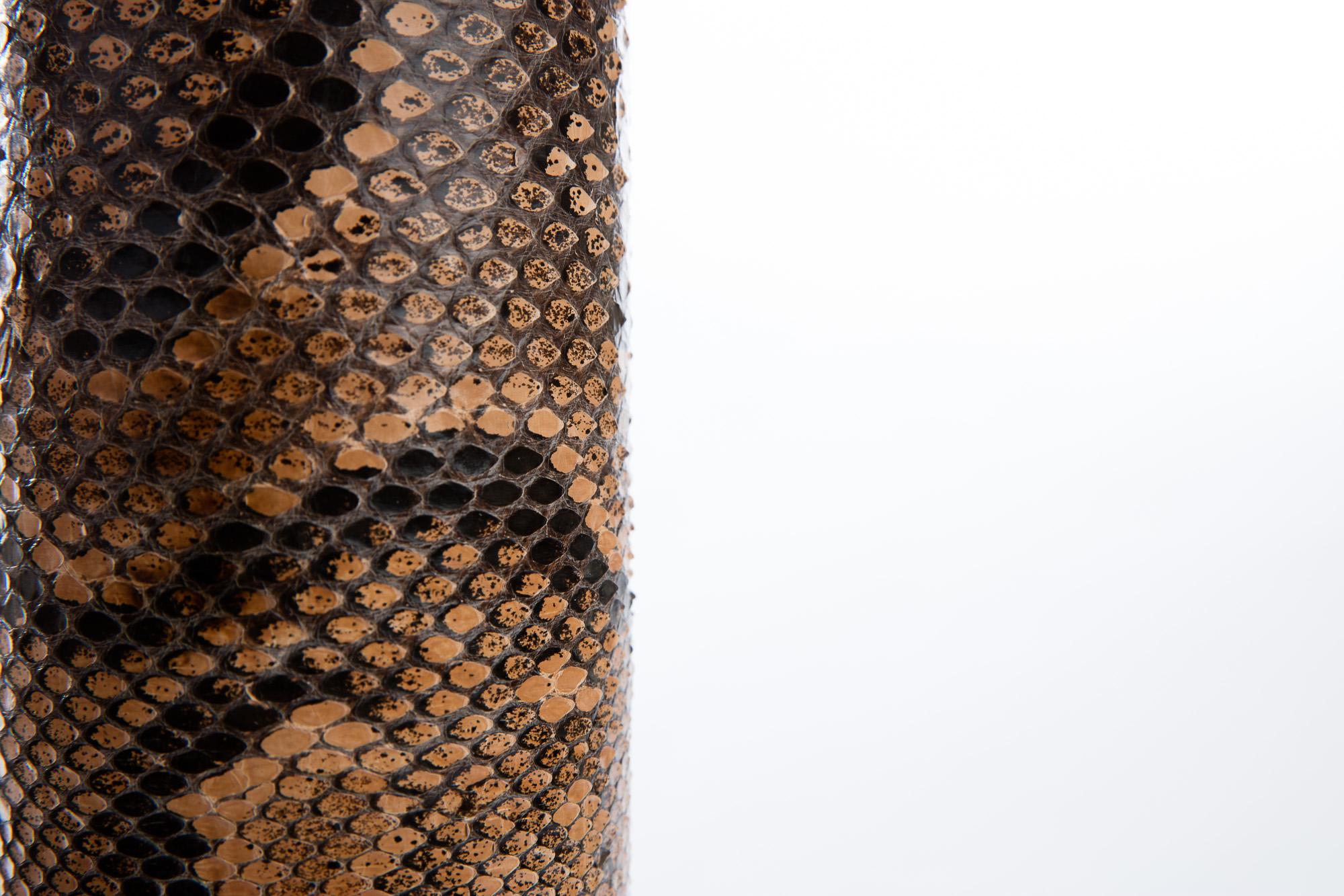 Lampe à colonne à gradins Art Déco moderne en bronze moulé avec revêtement en peau de serpent Neuf - En vente à London, GB