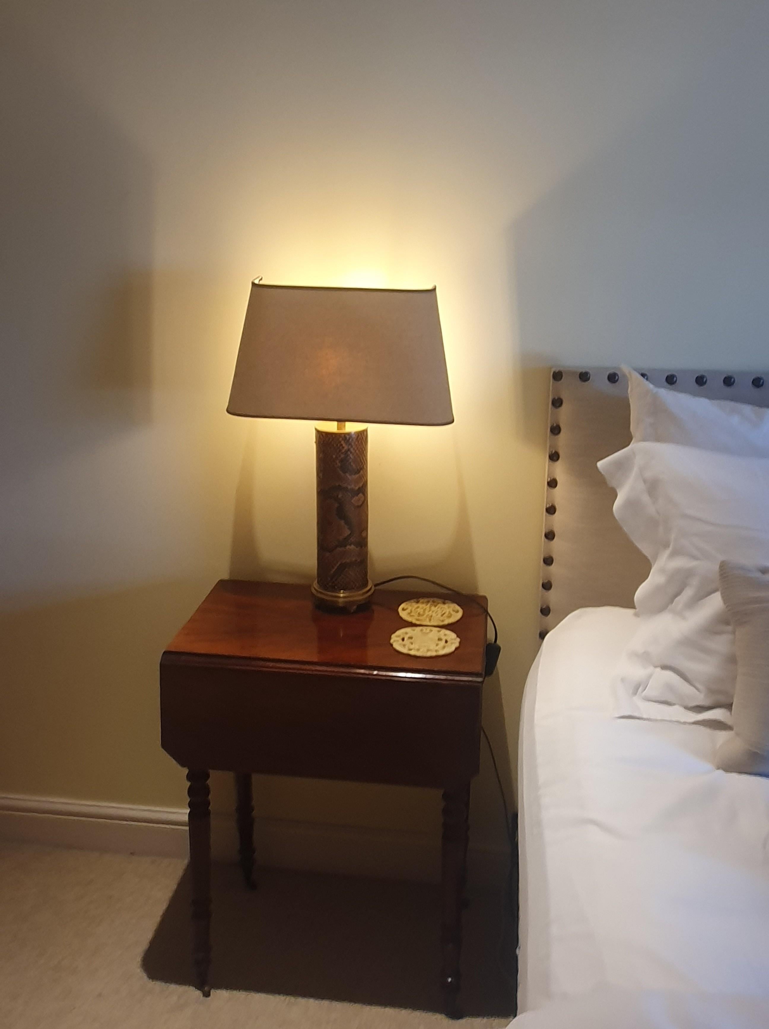 XXIe siècle et contemporain Lampe à colonne à gradins Art Déco moderne en bronze moulé avec revêtement en peau de serpent en vente