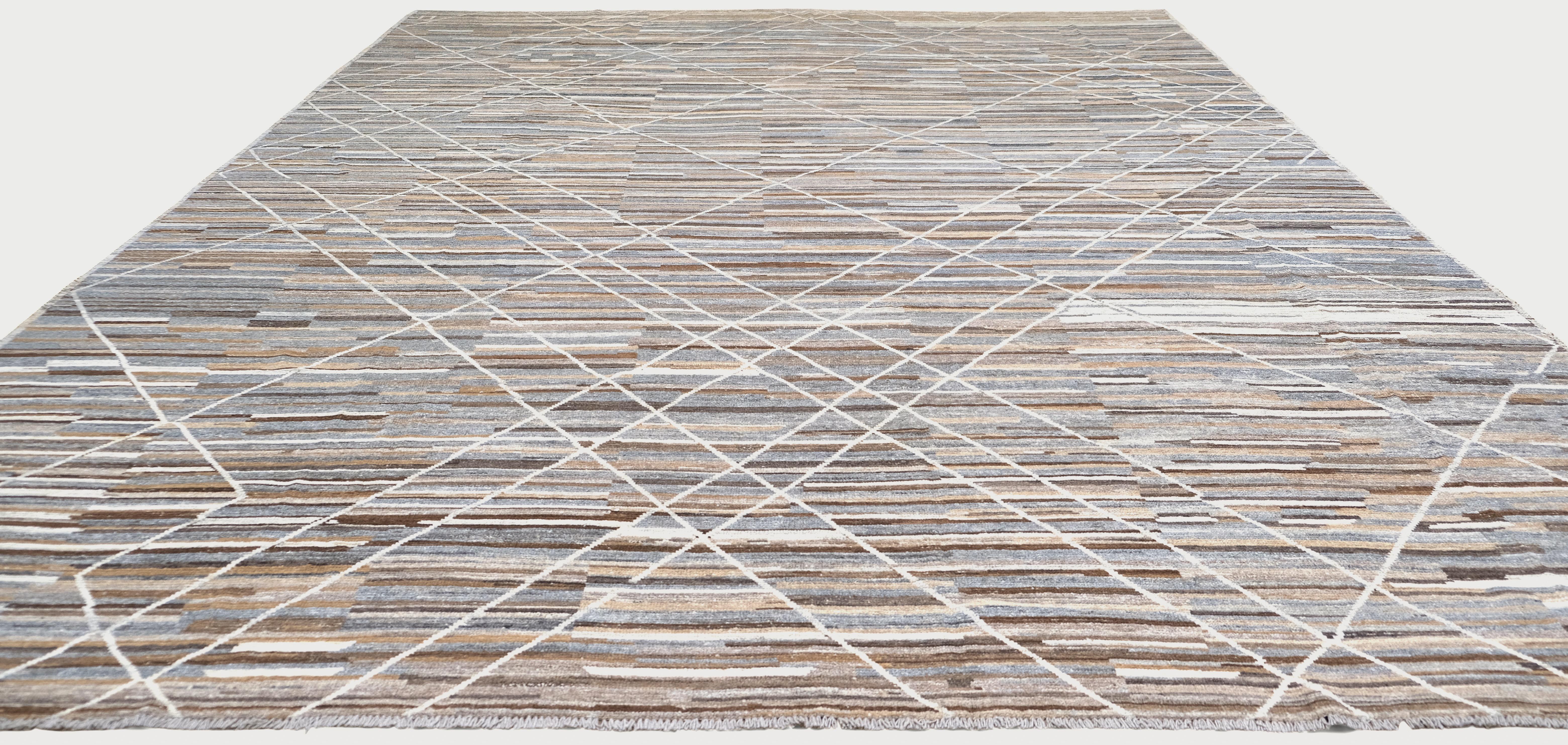 Eleganza sobria per questo moderno tappeto in lana annodato a mano, caratterizzato da un delicato motivo geometrico di ispirazione tribale. Tessuto con precisione da abili artigiani, questo tappeto presenta una morbida tavolozza di colori beige,