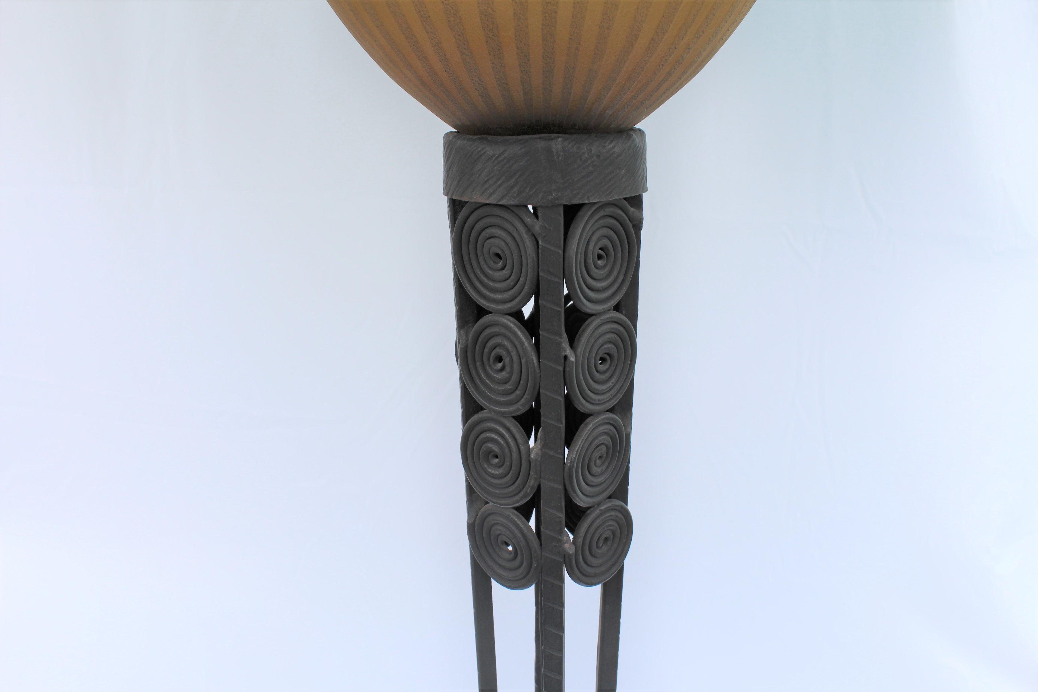 Moderne/Deco-Stehlampe, Art-Glasschirm, geschmiedeter Eisensockel (Moderne der Mitte des Jahrhunderts) im Angebot