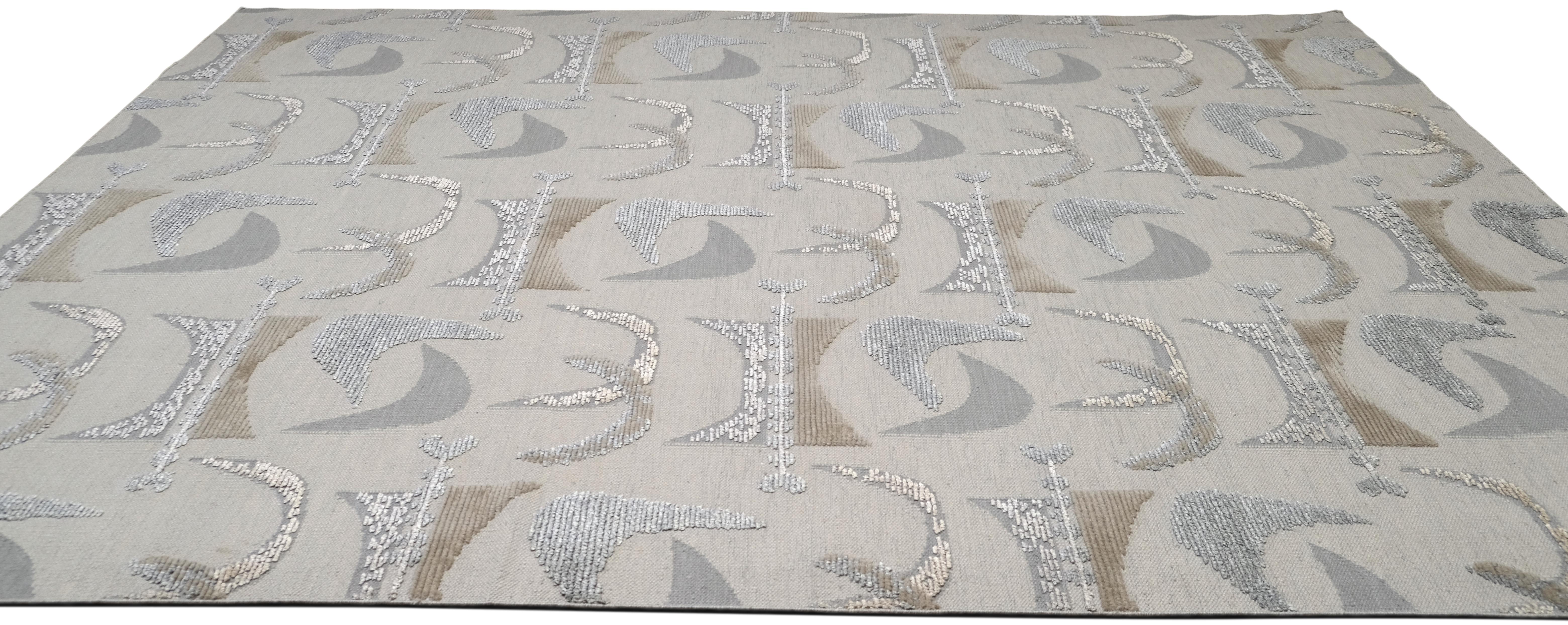 Caratterizzato da un esclusivo motivo astratto dai toni tenui. Il design contemporaneo del tappeto mette in mostra forme geometriche curve e angolari nei toni del beige, dell'azzurro, dell'avorio e del grigio, evidenziati da accenti scintillanti che