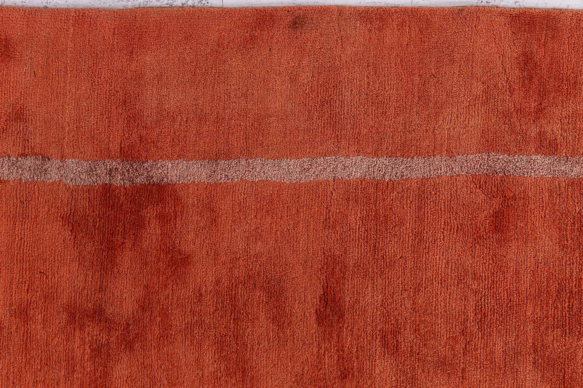 Moderner, von der Deko inspirierter Tibet-Teppich mit griechischem Schlüsselmotiv, handgeknüpft aus Wolle und Seide von Doris Leslie Blau.
Größe: 13'8