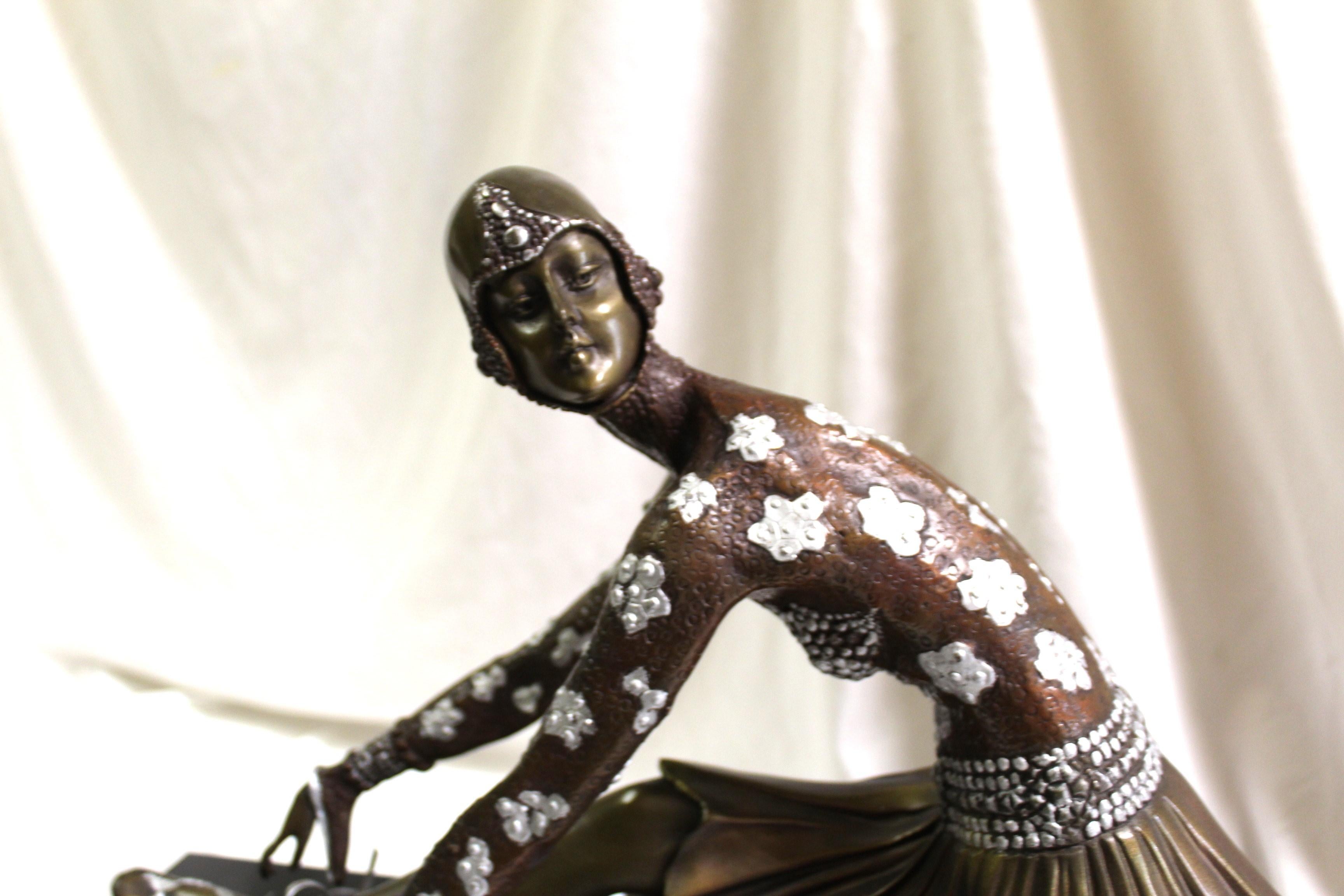 L'une des figurines les plus populaires de l'Art déco, conçue par D.H Chiparus . Il s'agit d'une ballerine assise sur un socle en marbre noir de 8