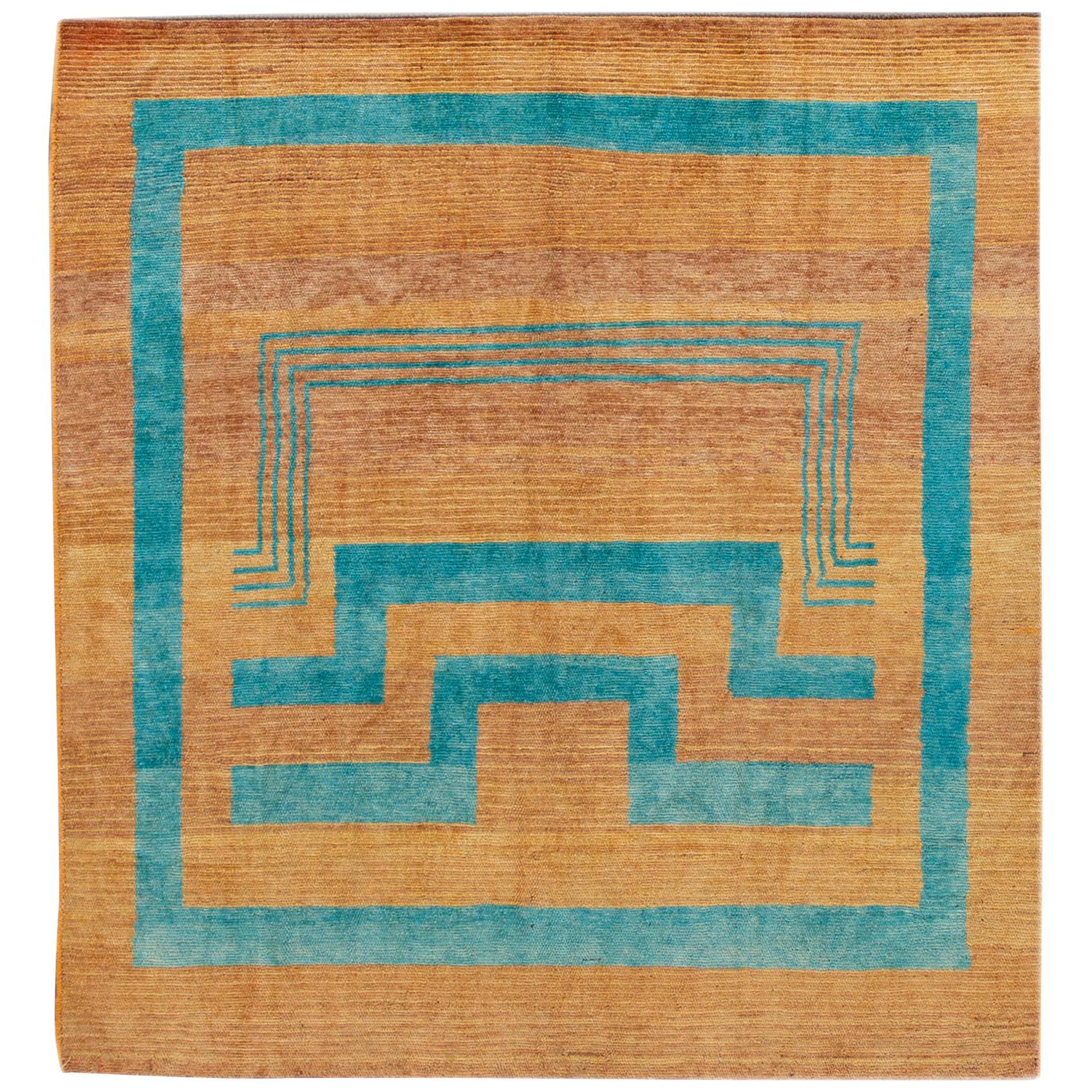 Bellissimo tappeto in lana annodato a mano in stile Modern Deco con un campo di color rosso oro. Questo tappeto contemporaneo presenta accenti di verde acqua in uno splendido disegno geometrico all-over.

Questo tappeto misura: 7' x 7' 6