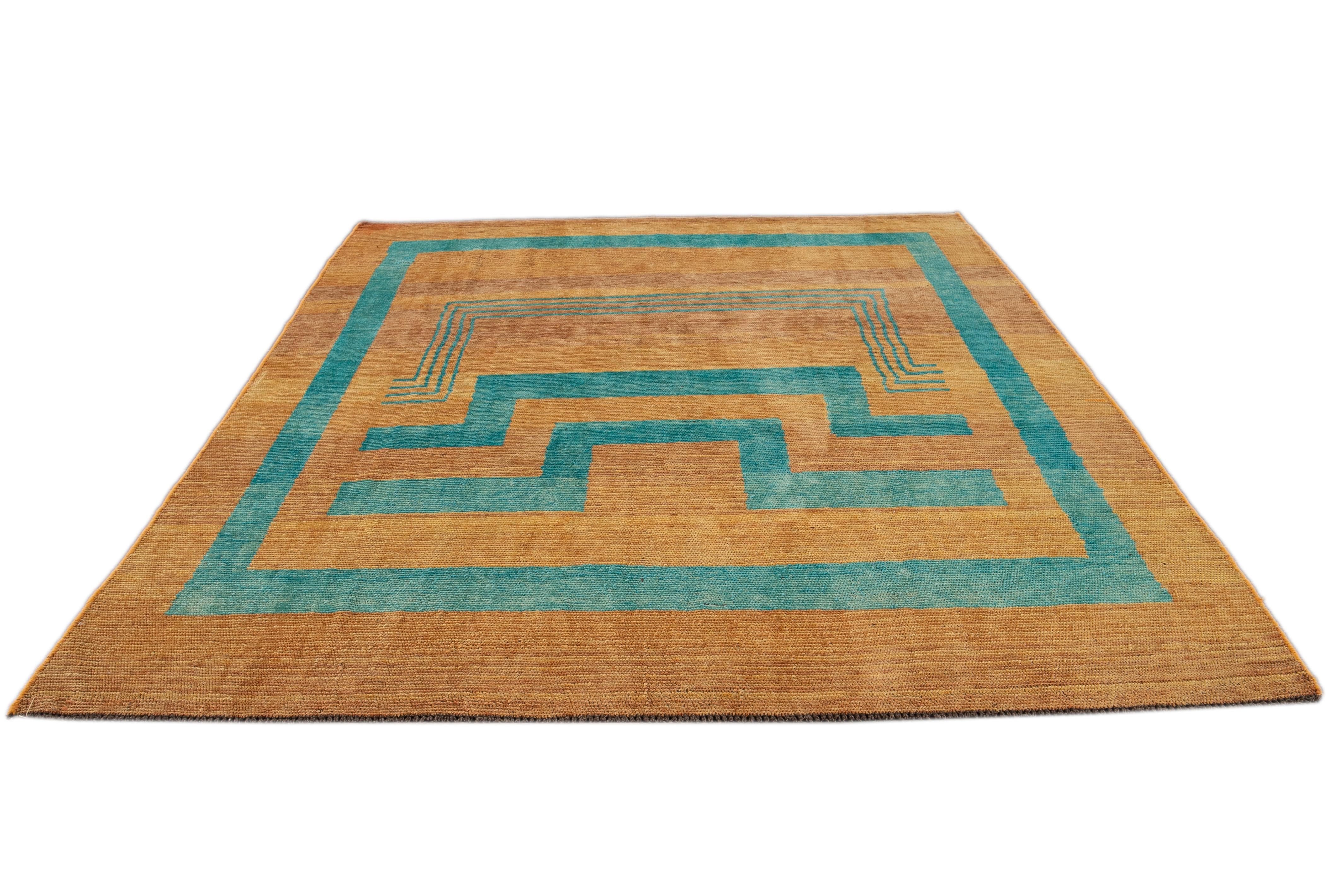 Afghano Tappeto di lana geometrico in stile Modern Deco realizzato a mano in toni dorati e verde acqua in vendita