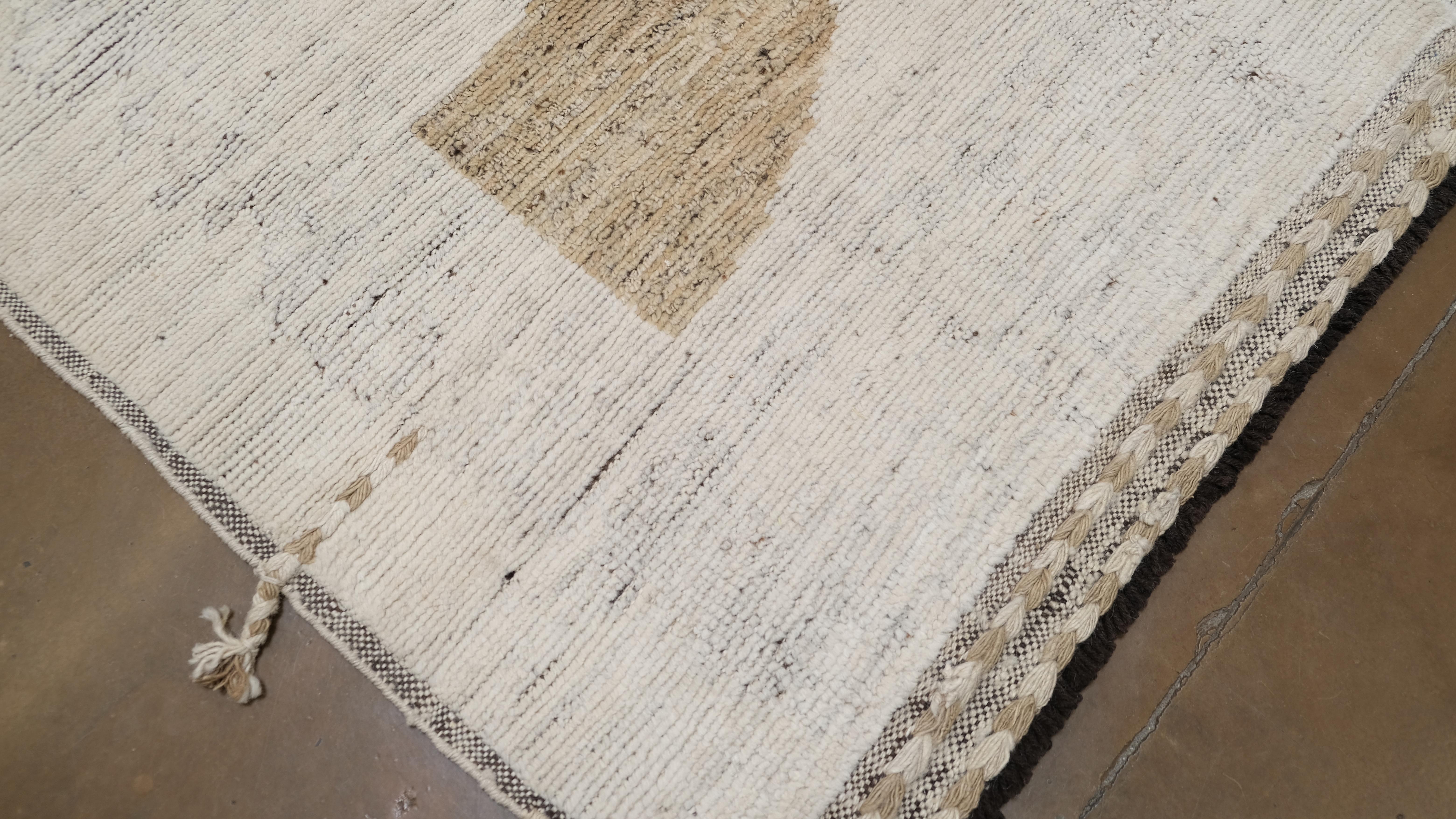 Verschönern Sie Ihr Zuhause mit diesem eleganten handgeknüpften Wollteppich. Mit seinem modernen, abstrakten Muster strahlt dieser Teppich Raffinesse und Vielseitigkeit aus und passt damit perfekt in eine Vielzahl von Innenräumen. Seine längliche