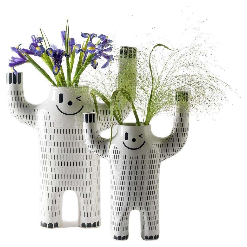 Moderne Grand vase en céramique moderne décoré de fleurs bleues Happy Susto de Jaime Hayon en vente