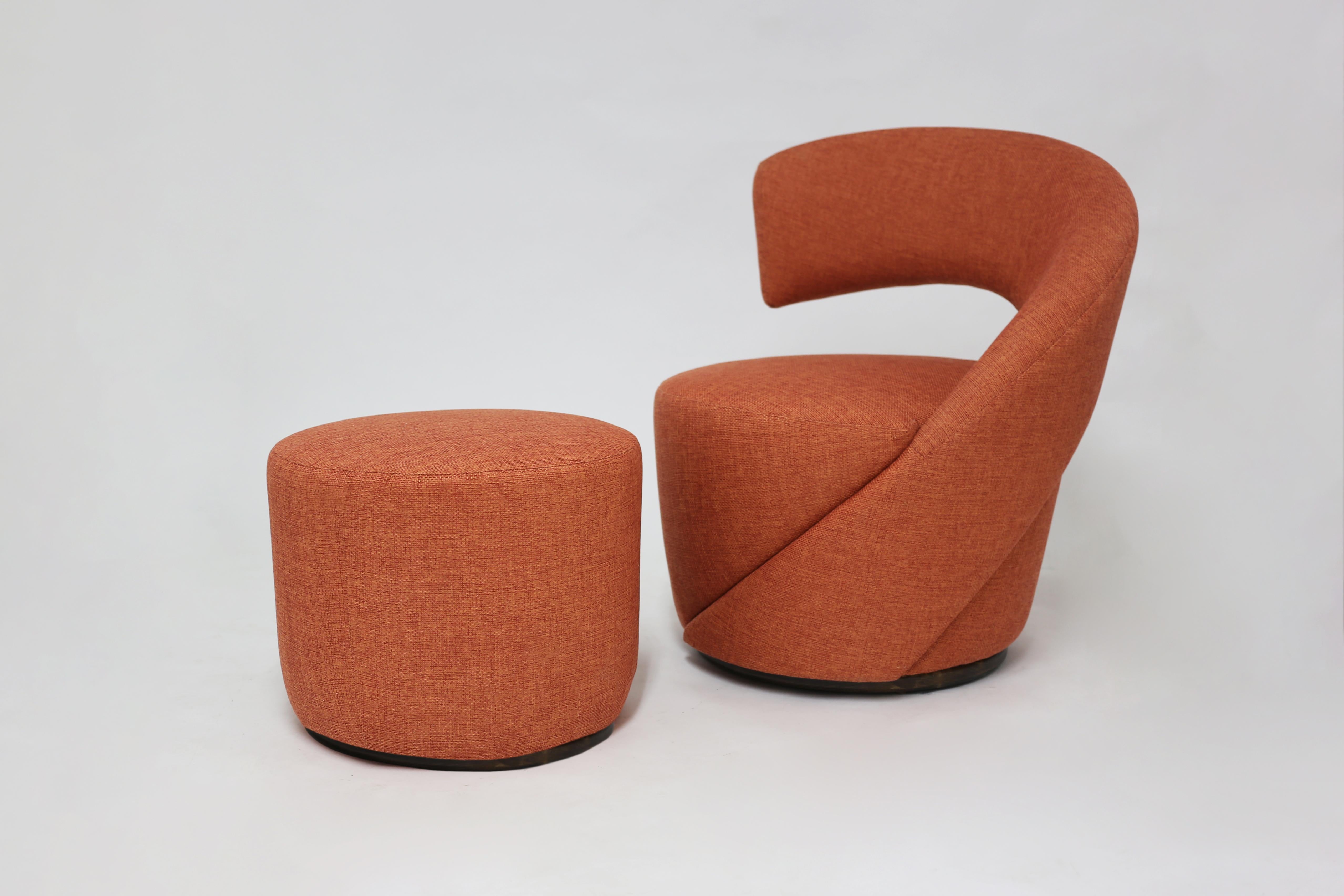 Der Albee-Stuhl mit Ottomane ist die neueste Ergänzung unserer Möbellinie. Ein modern gestalteter Stuhl, der ebenso vielseitig wie bequem ist. Vollständig handgenähte Polsterung mit Haaren und Federn im Sitz und weich geformter Rückenlehne. Passende