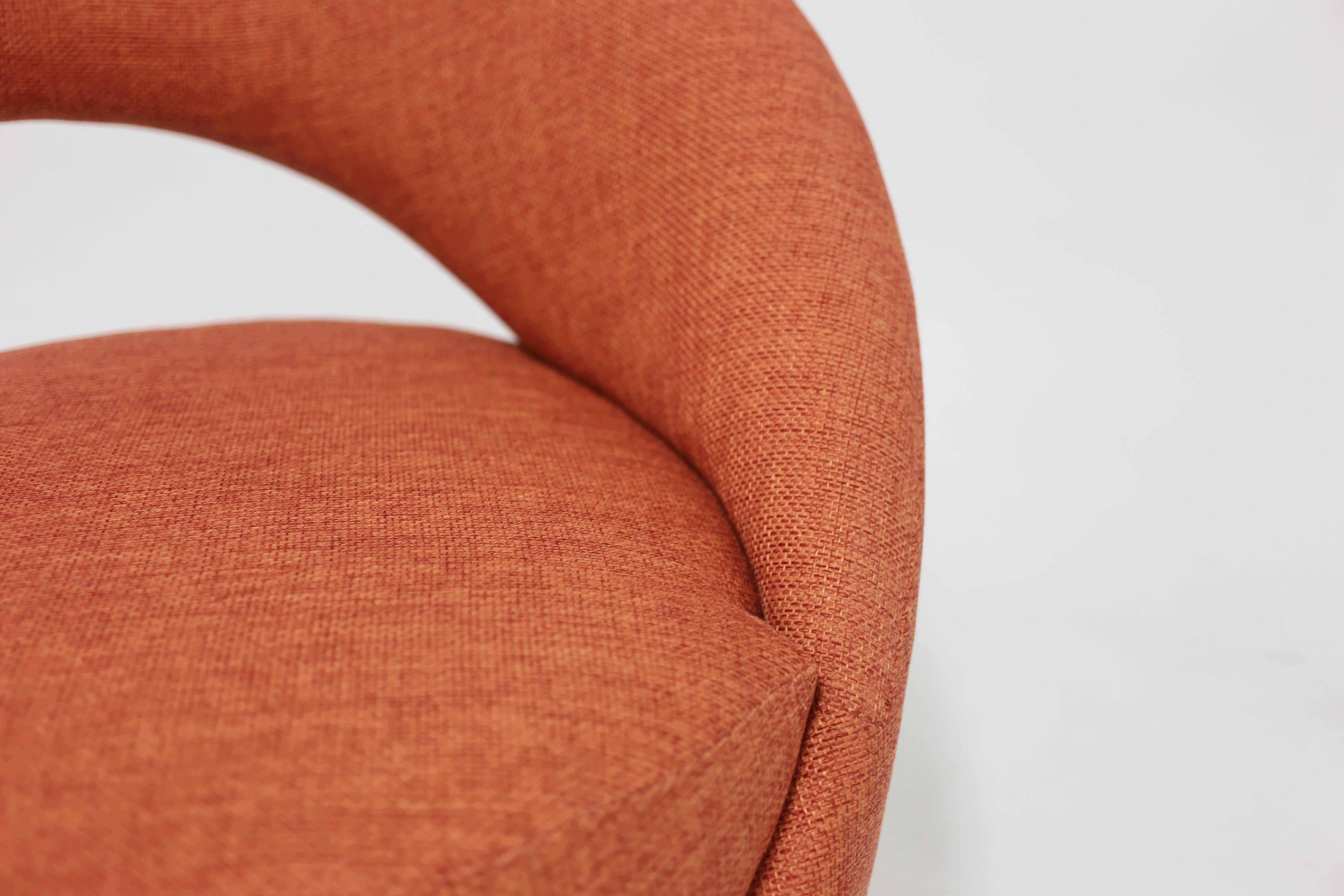 Silla Club Curvada Decorativa Moderna y Otomana Tapizada en Tela Melón Tallado a mano en venta