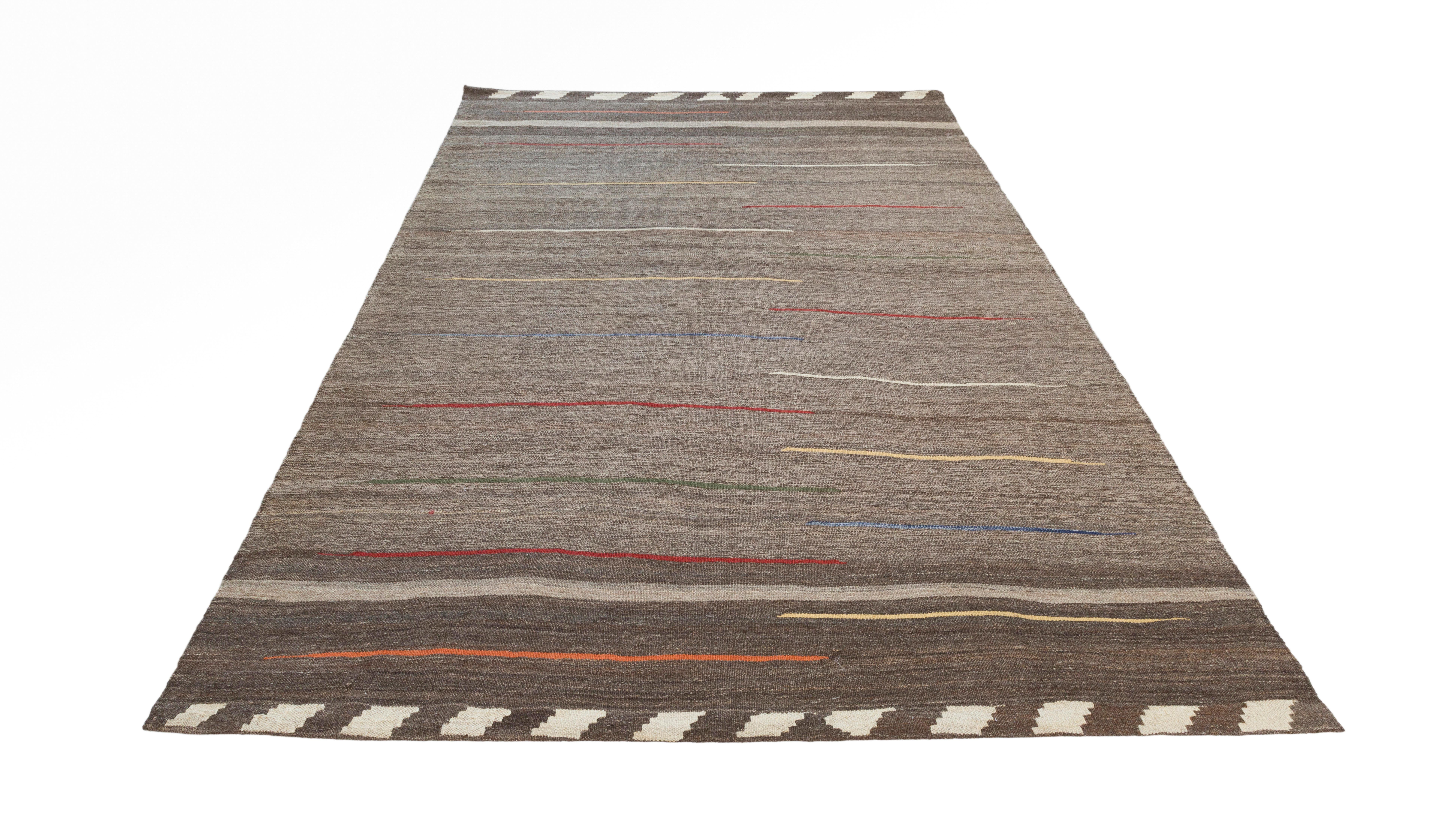 Kilim moderne dans une couleur moka en vente 3