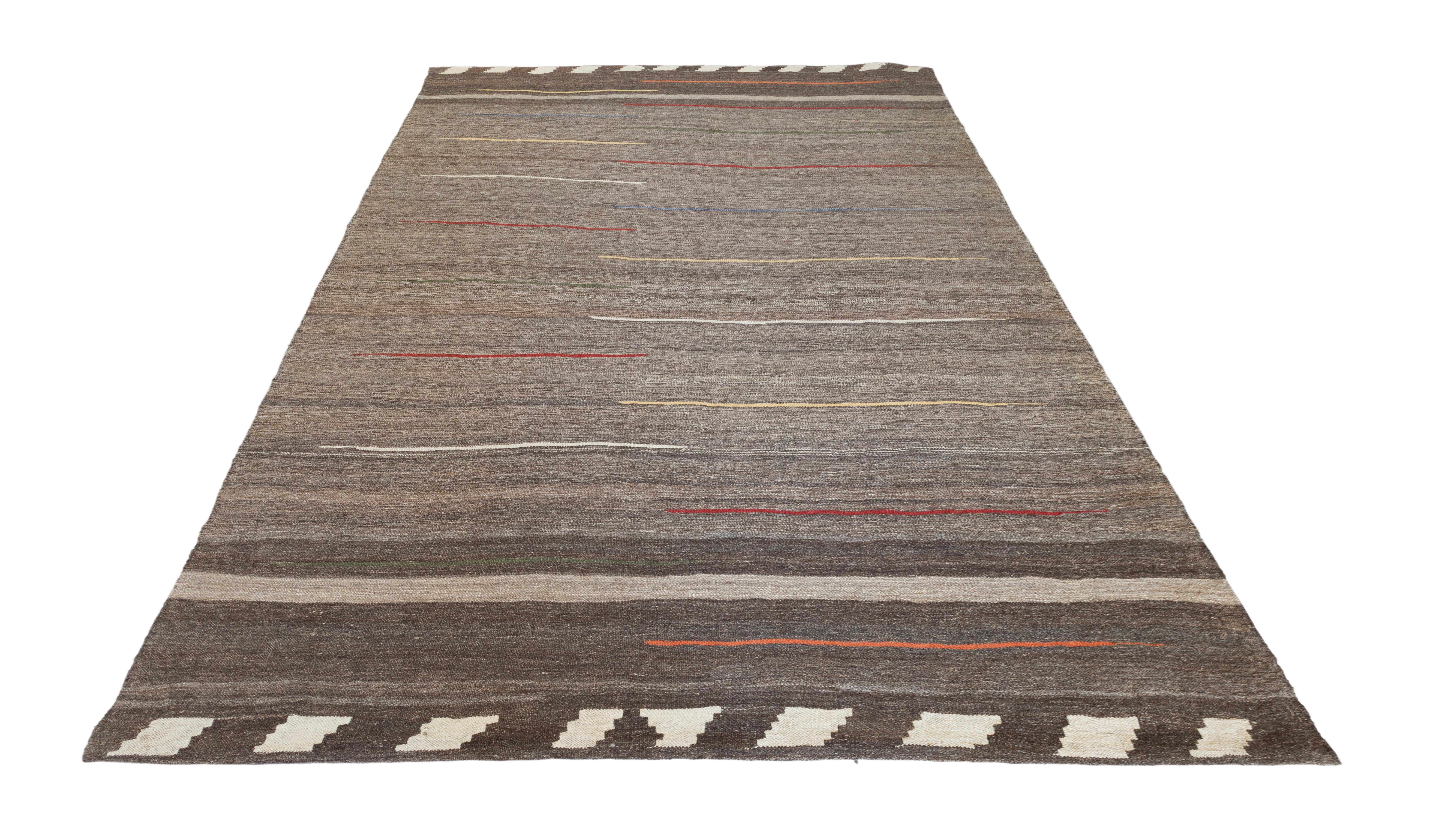 Kilim moderne dans une couleur moka en vente 4