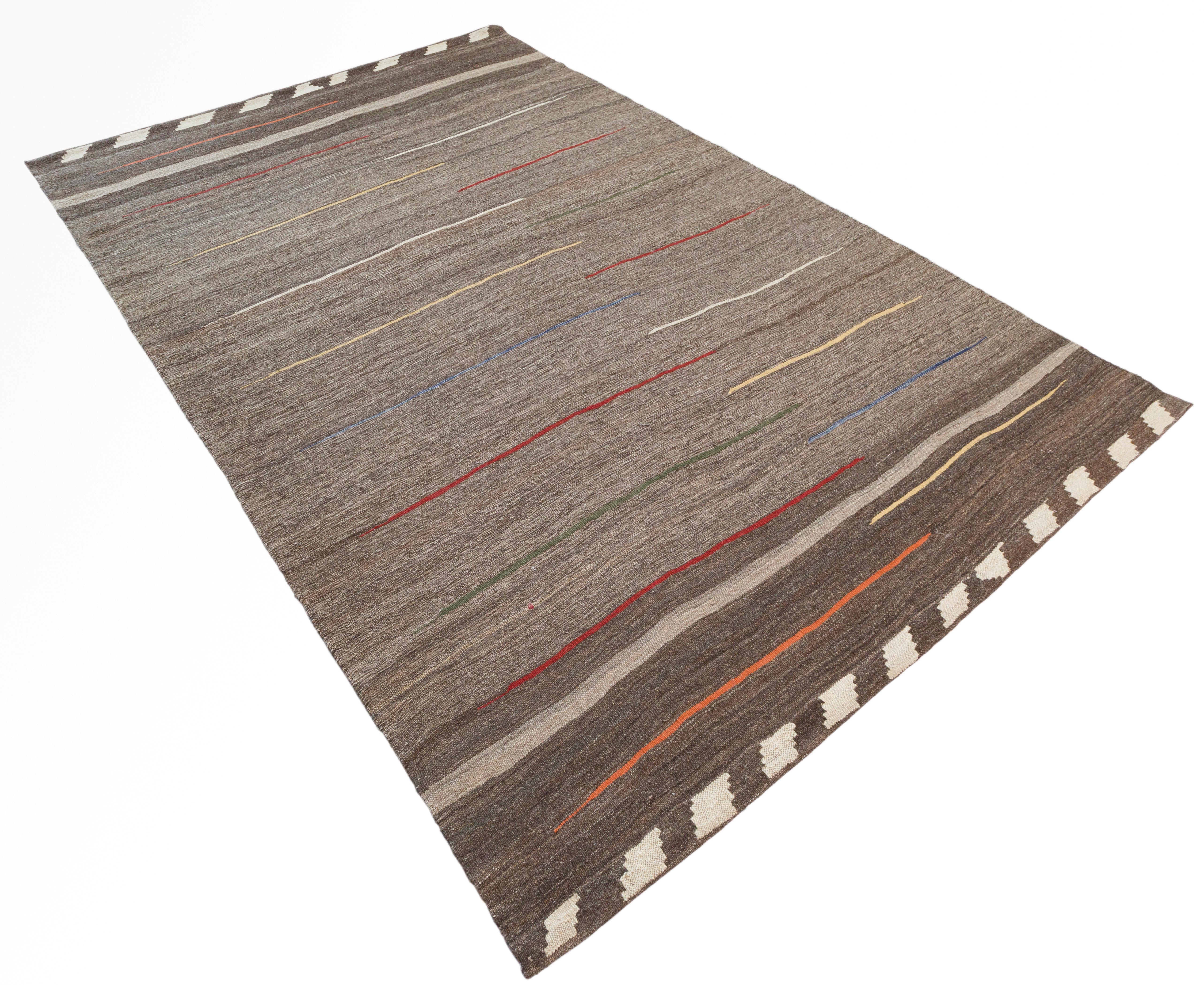 Kilim moderne dans une couleur moka Neuf - En vente à New York, NY