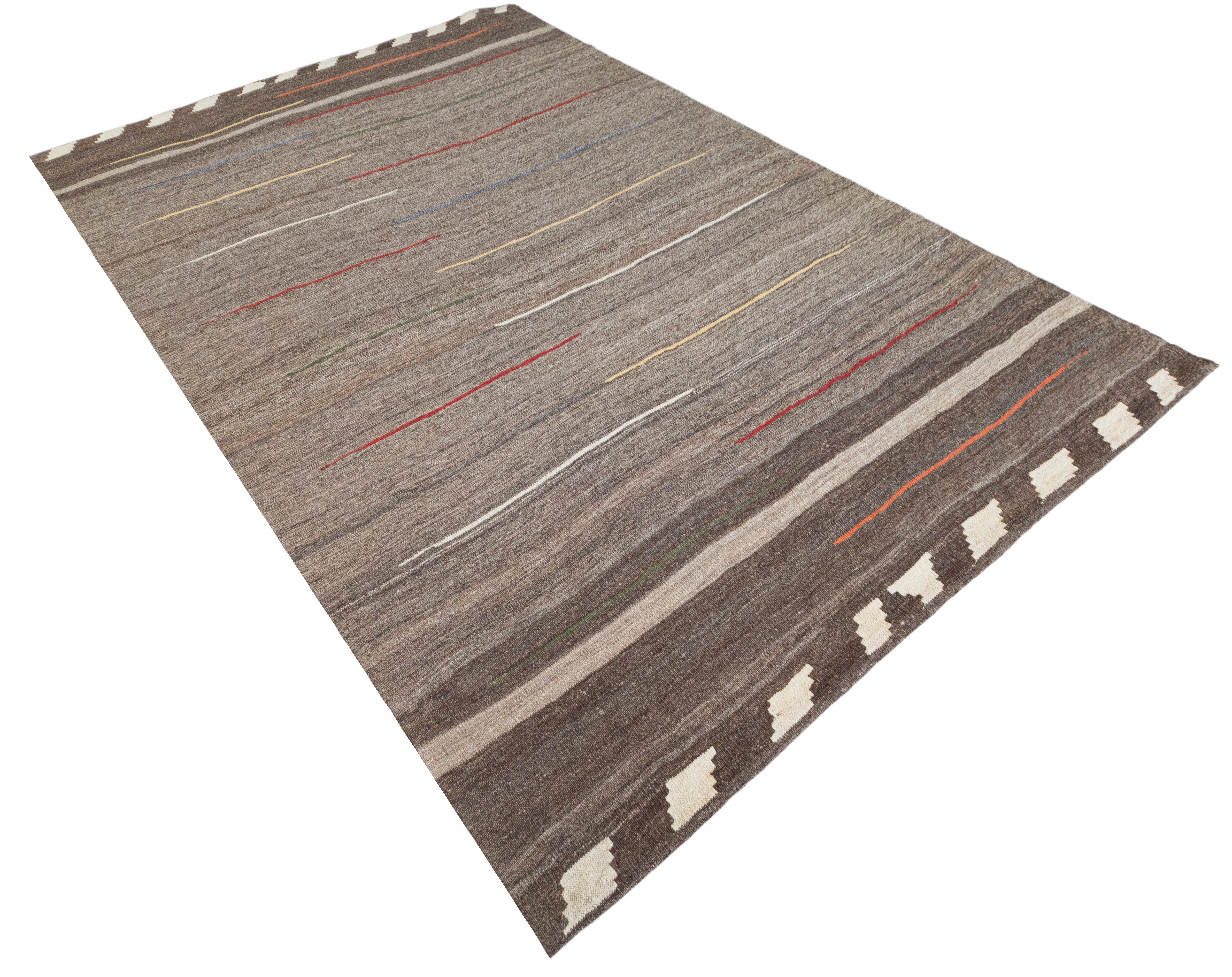 XXIe siècle et contemporain Kilim moderne dans une couleur moka en vente