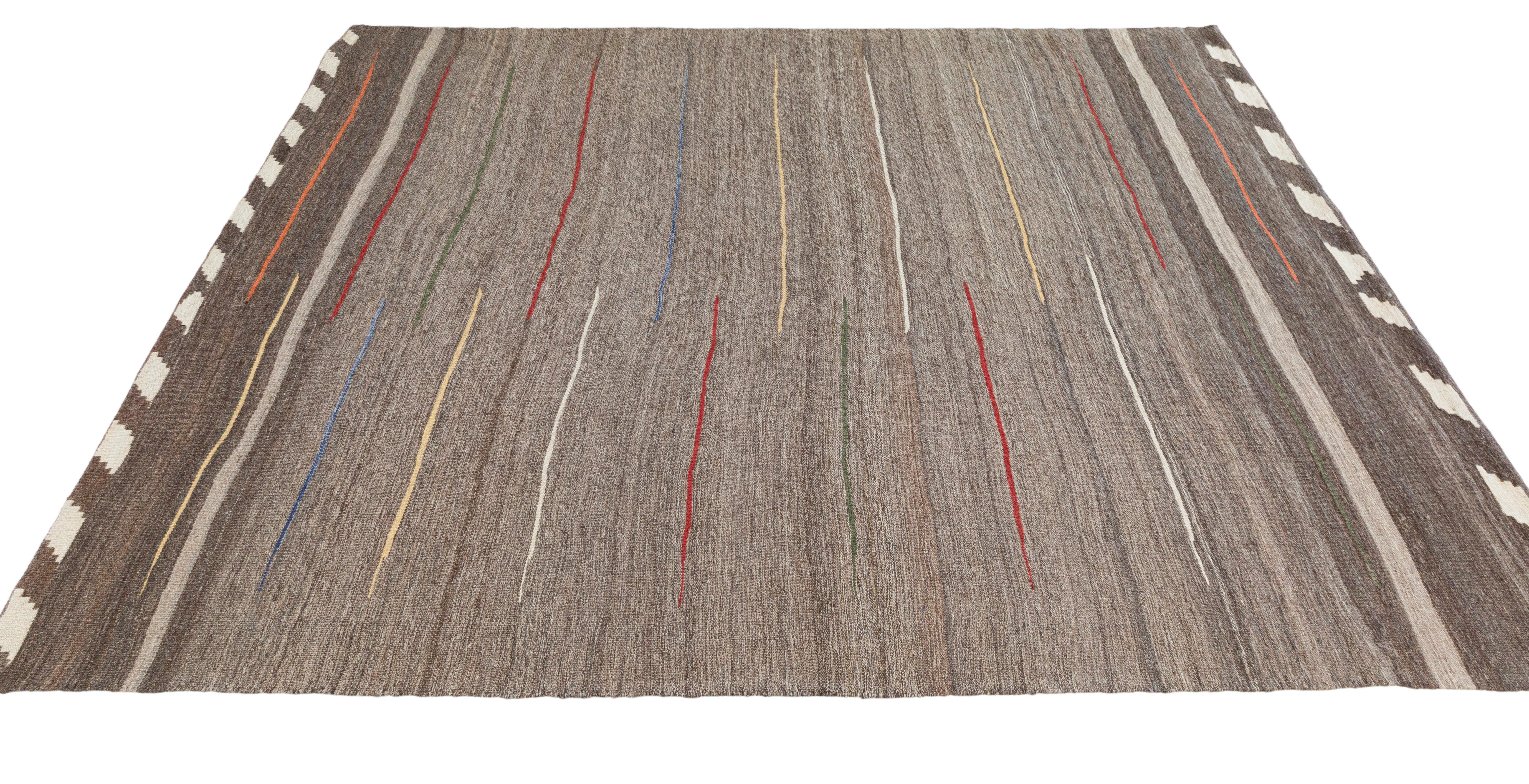 Laine Kilim moderne dans une couleur moka en vente