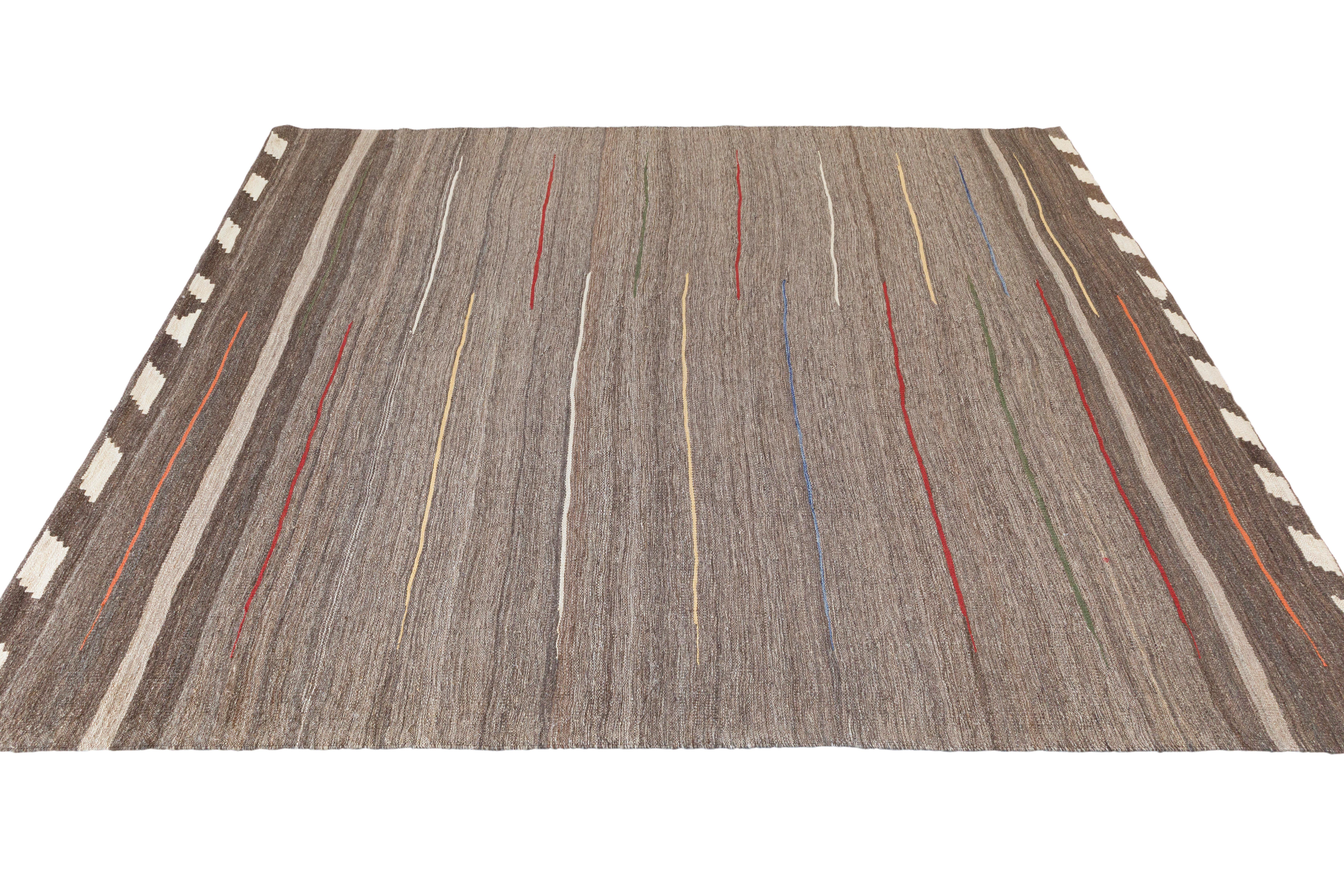 Kilim moderne dans une couleur moka en vente 1