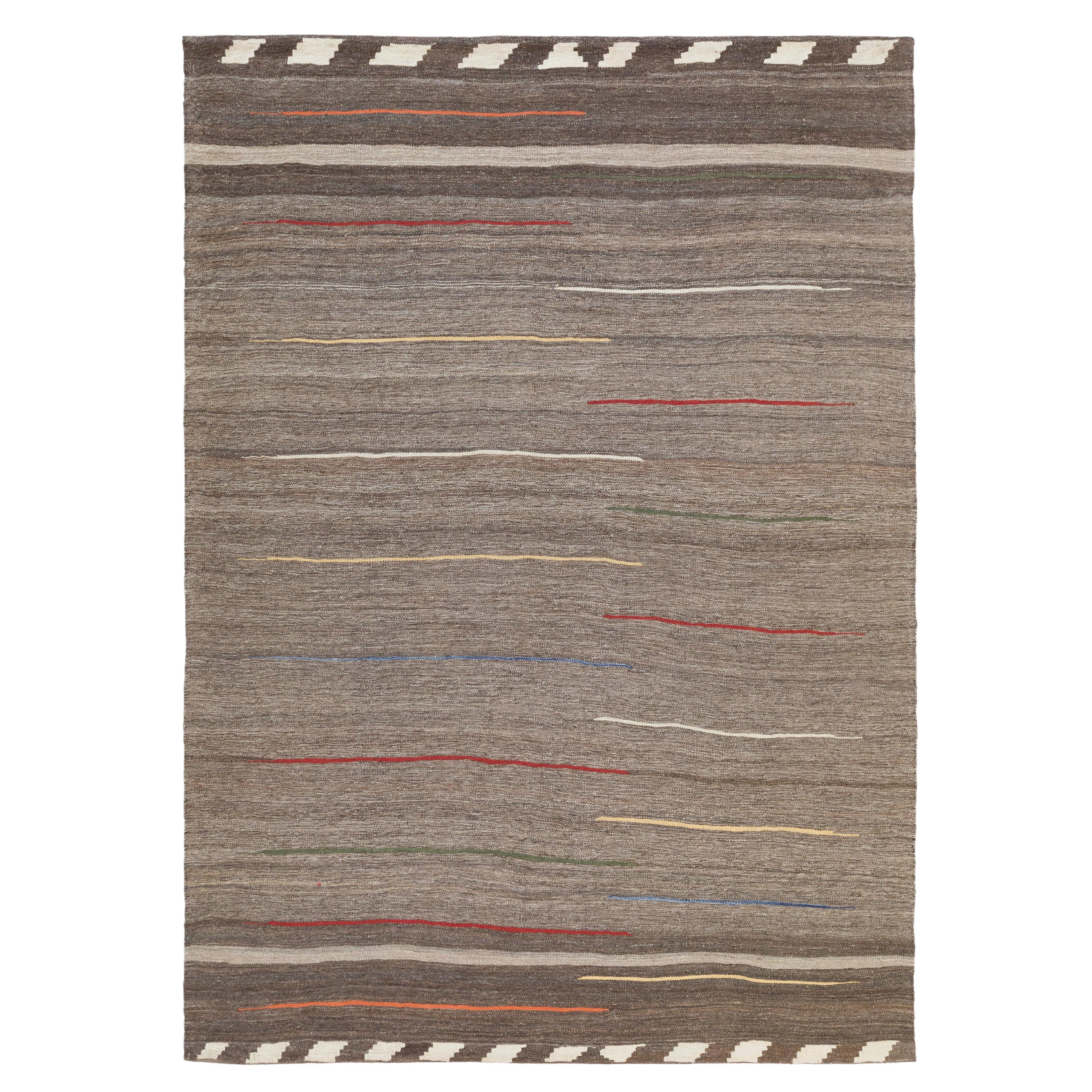 Kilim moderne dans une couleur moka en vente