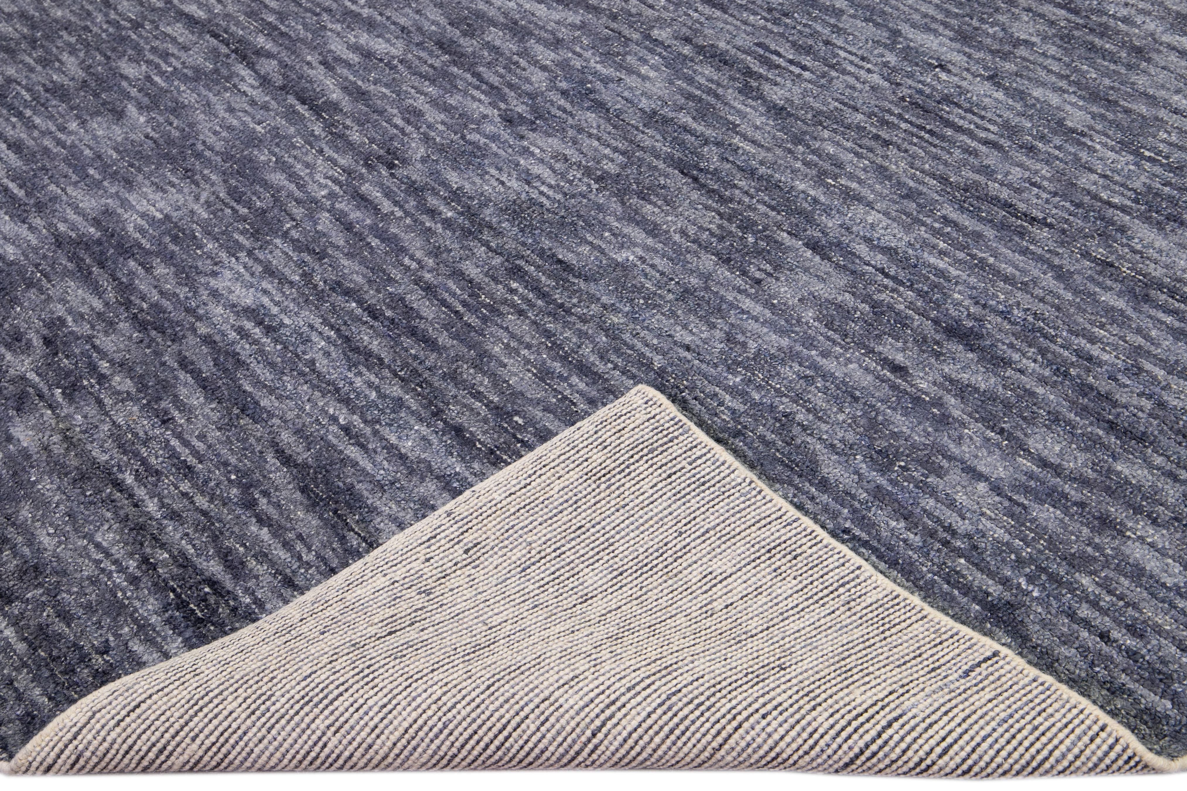 Schönes Modern Delino handgewebte Wolle marineblau Feld. Dieses Stück hat ein wunderschönes abstraktes All-Over-Muster.

Dieser Teppich misst 9' x 12'.
 
Unsere Teppiche werden vor dem Versand professionell gereinigt.