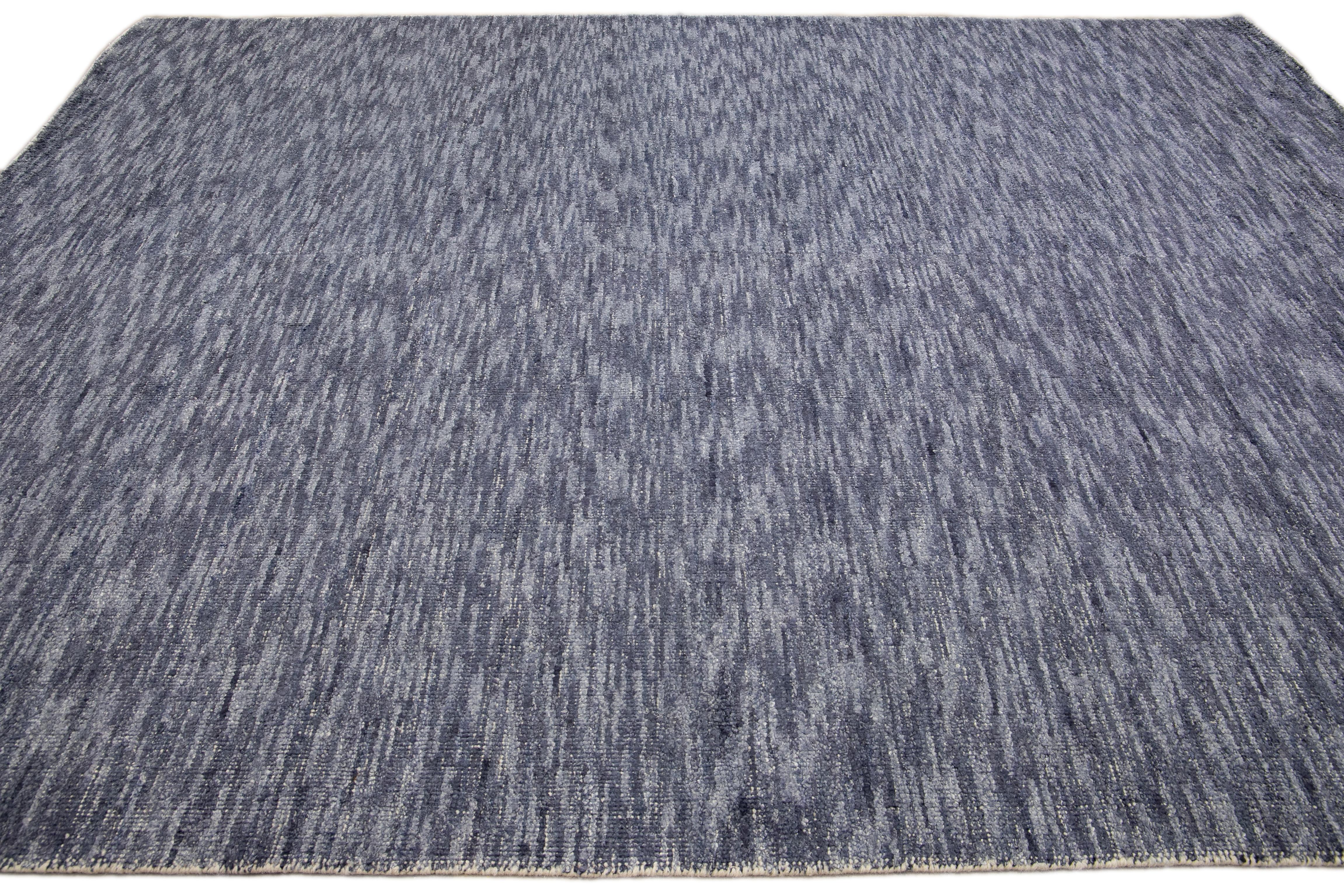 Modern Delino Handloom Abstract Solid Navy Blue Wool Rug In New Condition For Sale In Norwalk, CT