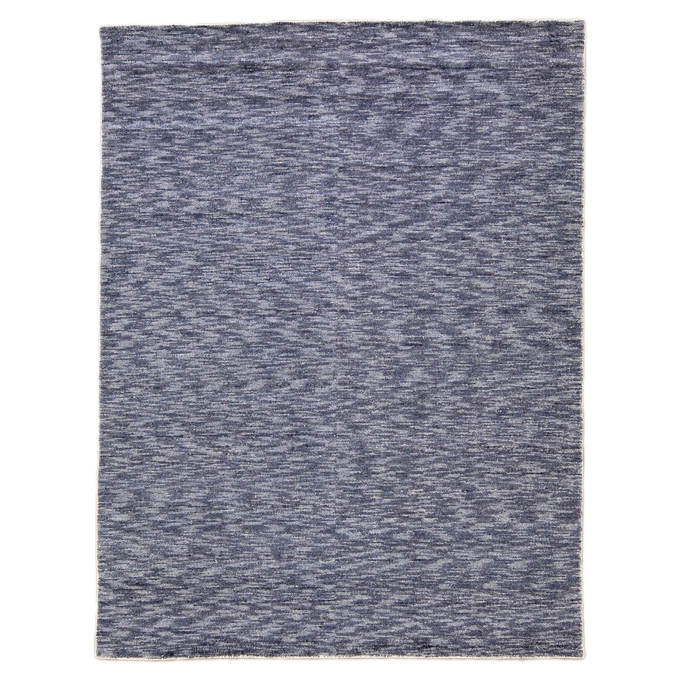Moderner abstrakter, massiver, marineblauer Delino-Wollteppich in Handarbeit