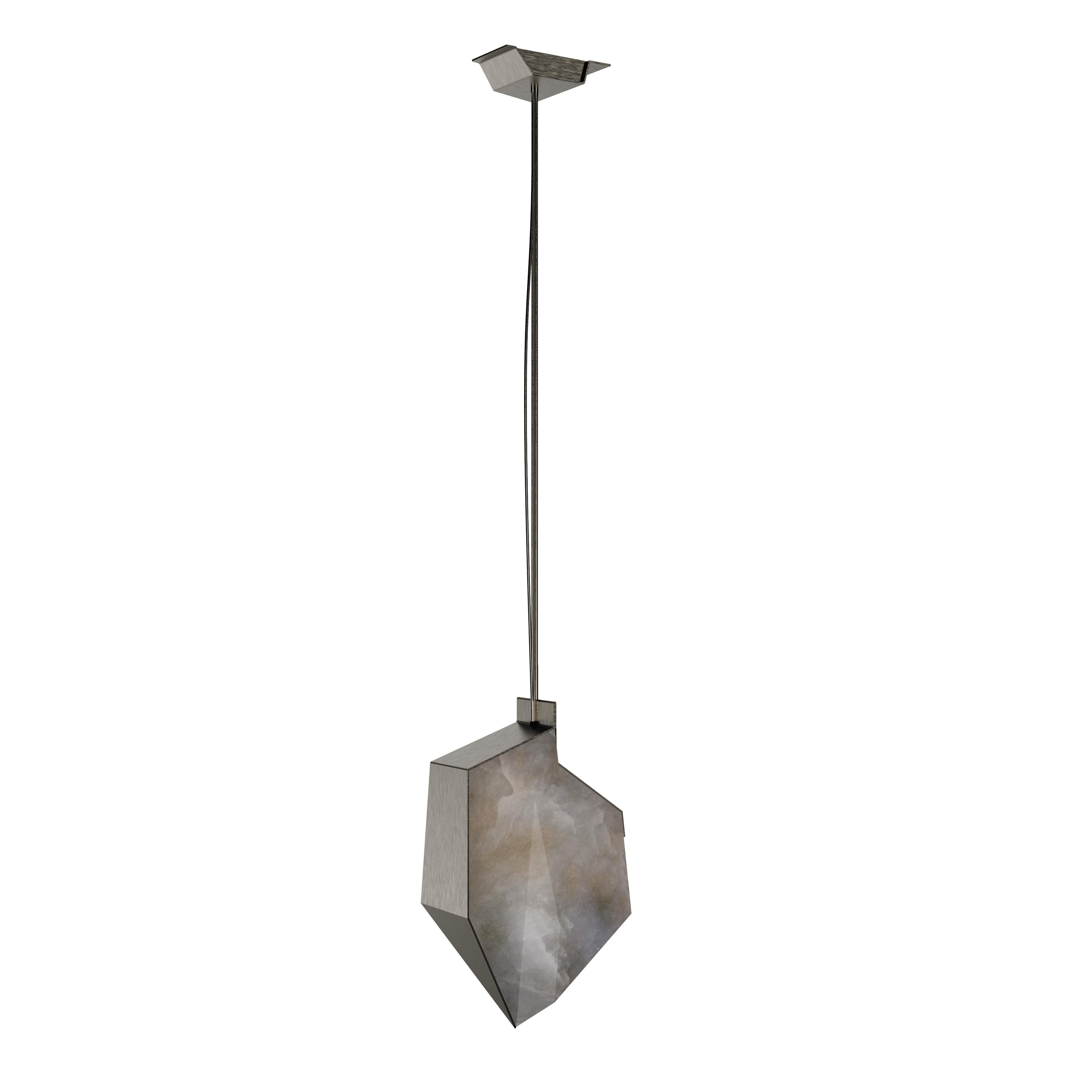 Portoghese Lampada a sospensione moderna Denali Alabastro, OttoneRealizzata a mano in Portogallo da Studio A in vendita