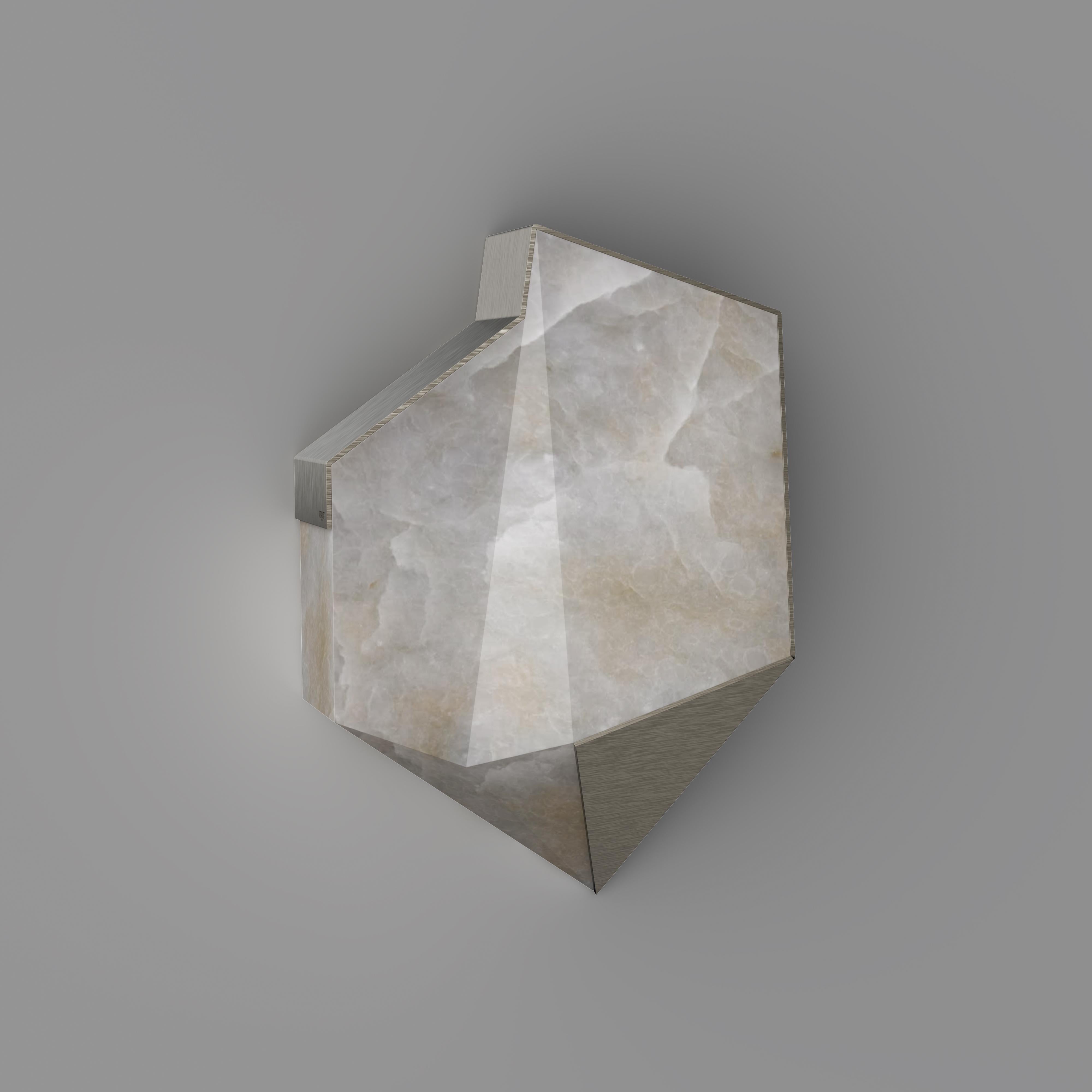 Lampada da parete moderna Denali Alabastro, Ottone Realizzata a mano in Portogallo da Porus Studio A In condizioni Nuovo in vendita a RIO TINTO, PT