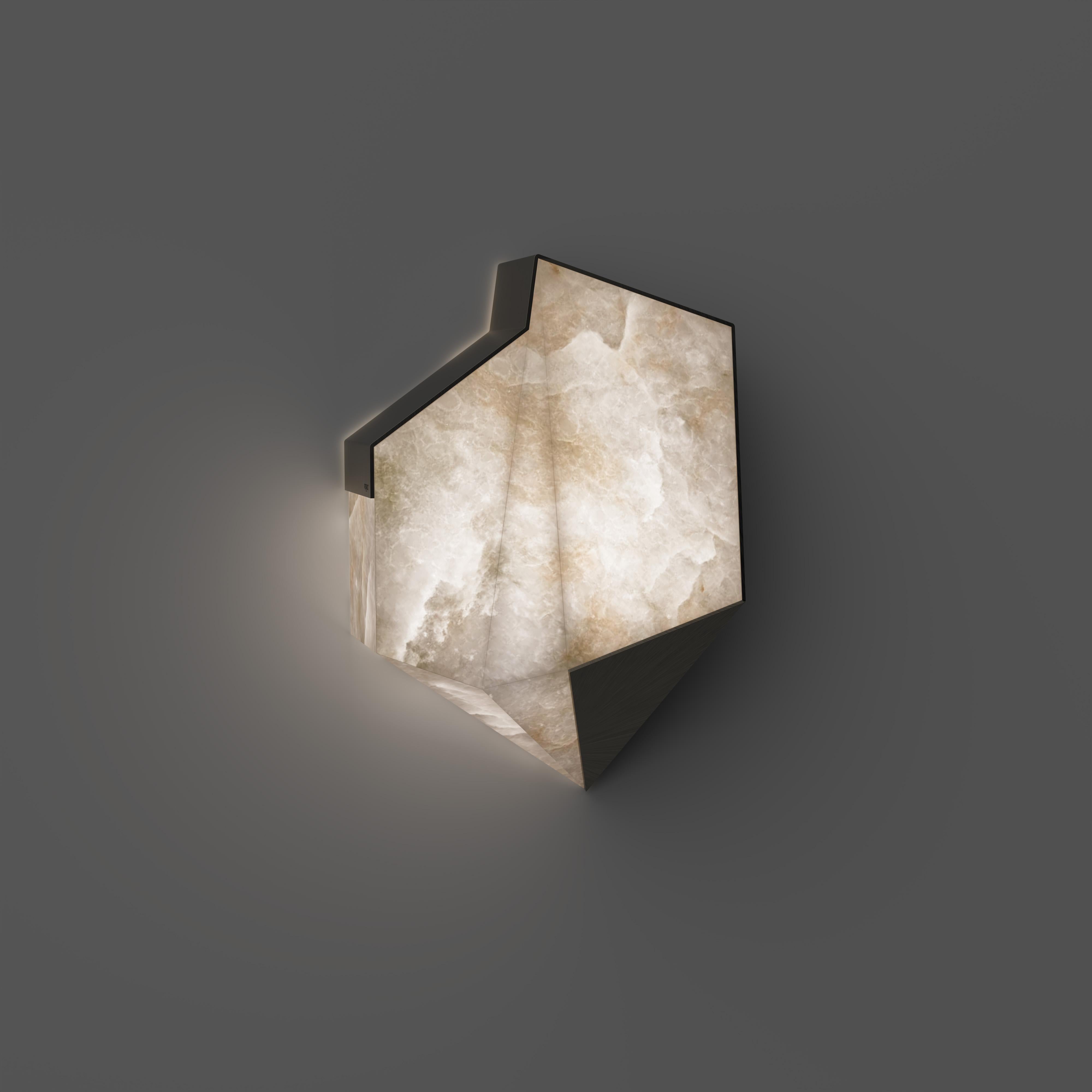 Lampada da parete moderna Denali Alabastro, Ottone Realizzata a mano in Portogallo da Porus Studio A in vendita 1