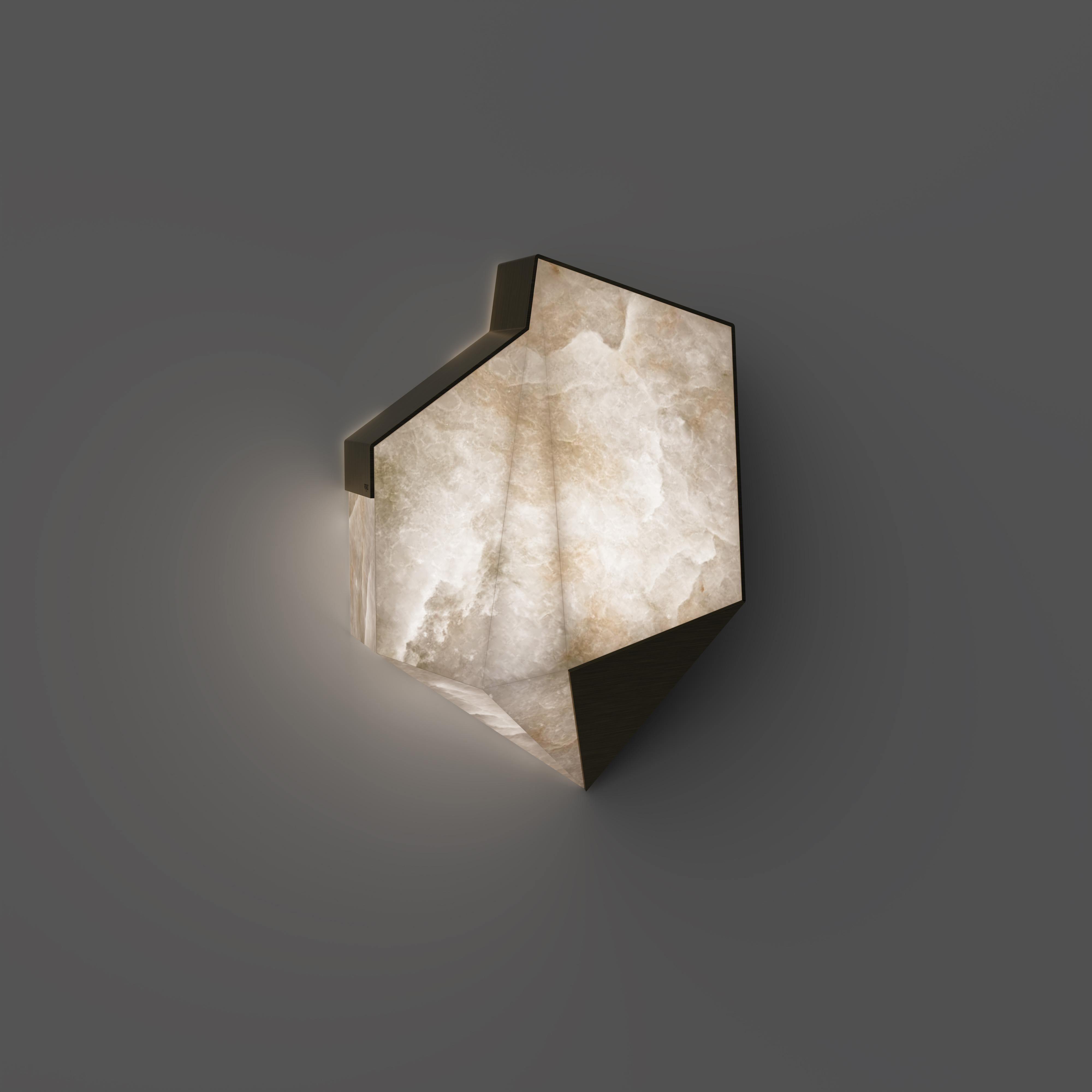 Lampada da parete moderna Denali Alabastro, Ottone Realizzata a mano in Portogallo da Porus Studio A in vendita 2