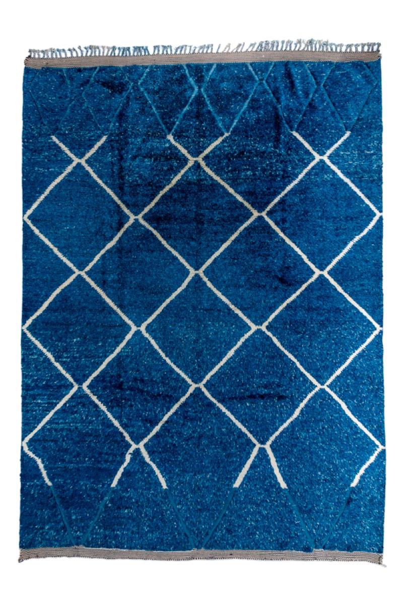 Il traliccio di diamanti ecru, piuttosto irregolare, si interrompe verso ogni estremità del campo blu denim e continua con un effetto blu più chiaro tono su tono. Il reticolo è  aperto su entrambe le estremità ecru. A un'estremità c'è una finitura a