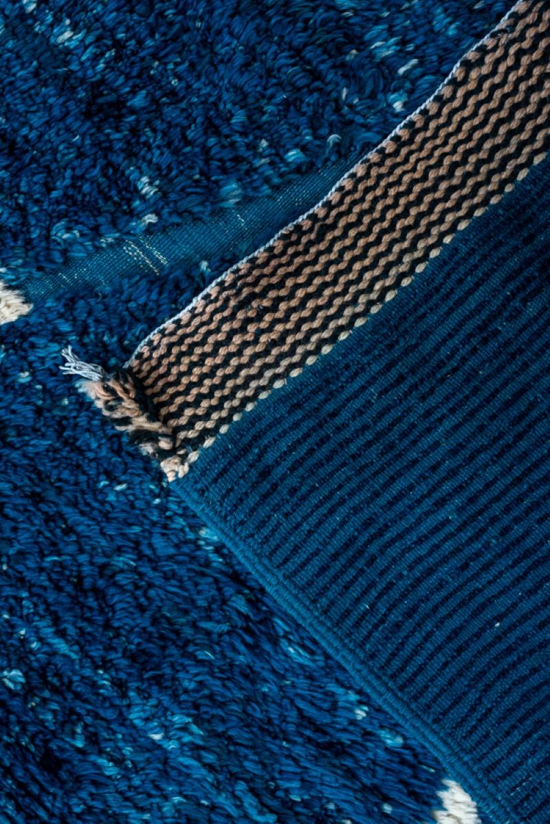 XXI secolo e contemporaneo Tappeto moderno Denim Blue Field Moroccan Design in vendita