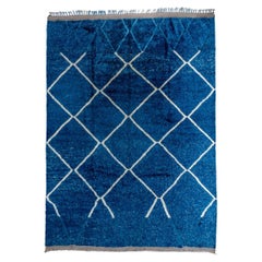 Moderner blauer Denim-Teppich im marokkanischen Design