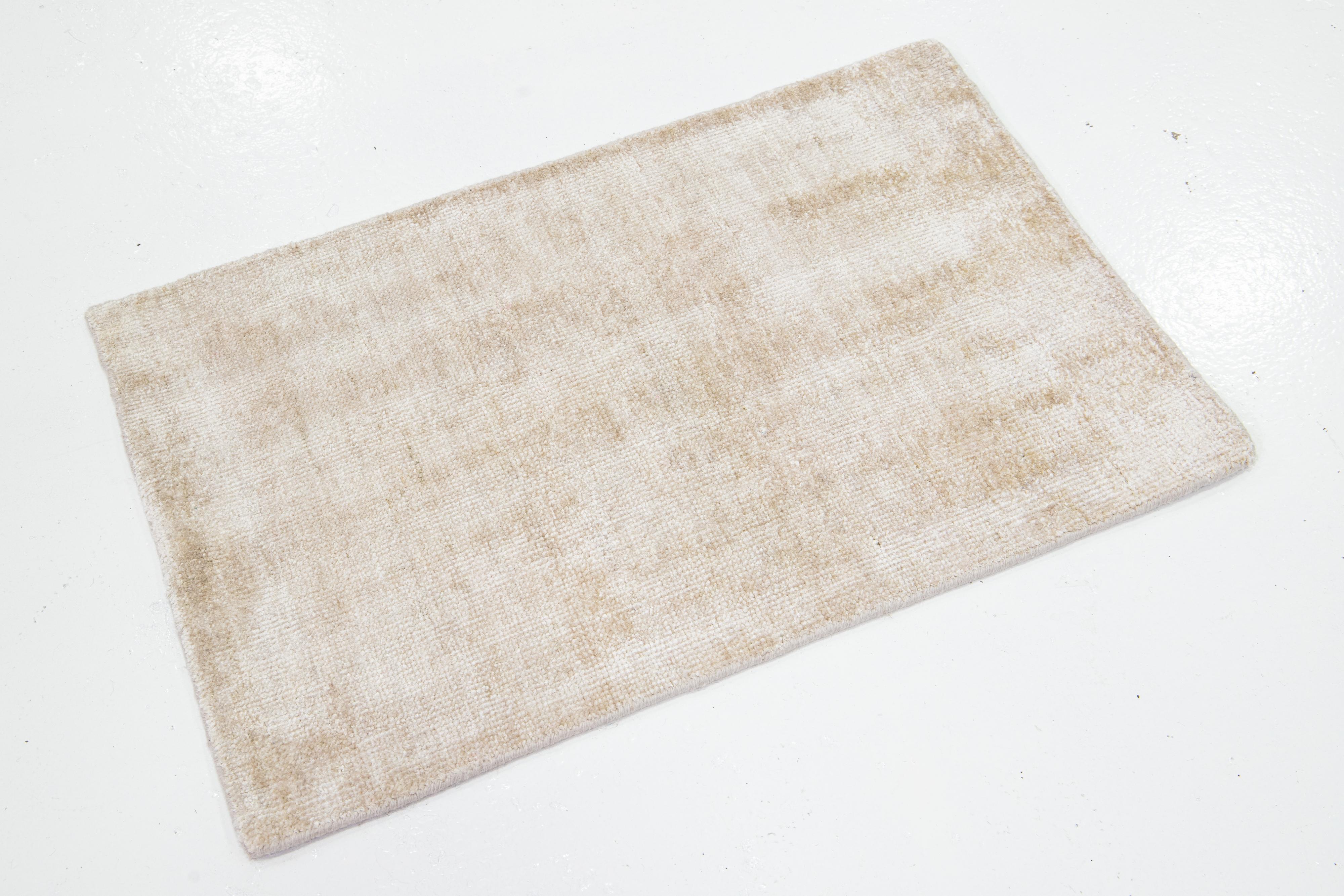 Moderner, maßgefertigter Seidenteppich aus der Desert Collection in Beige  Von Apadana (Indisch) im Angebot