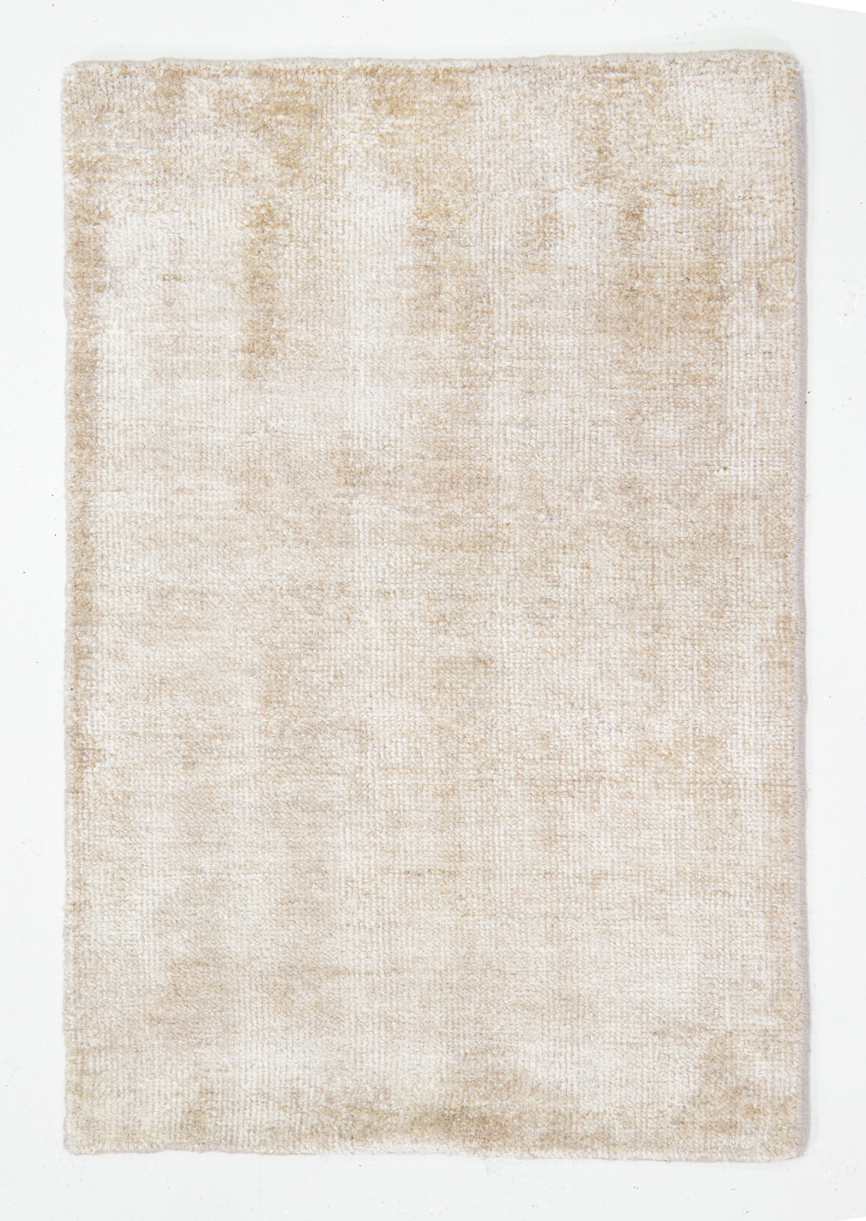 Moderner, maßgefertigter Seidenteppich aus der Desert Collection in Beige  Von Apadana (Handgeknüpft) im Angebot