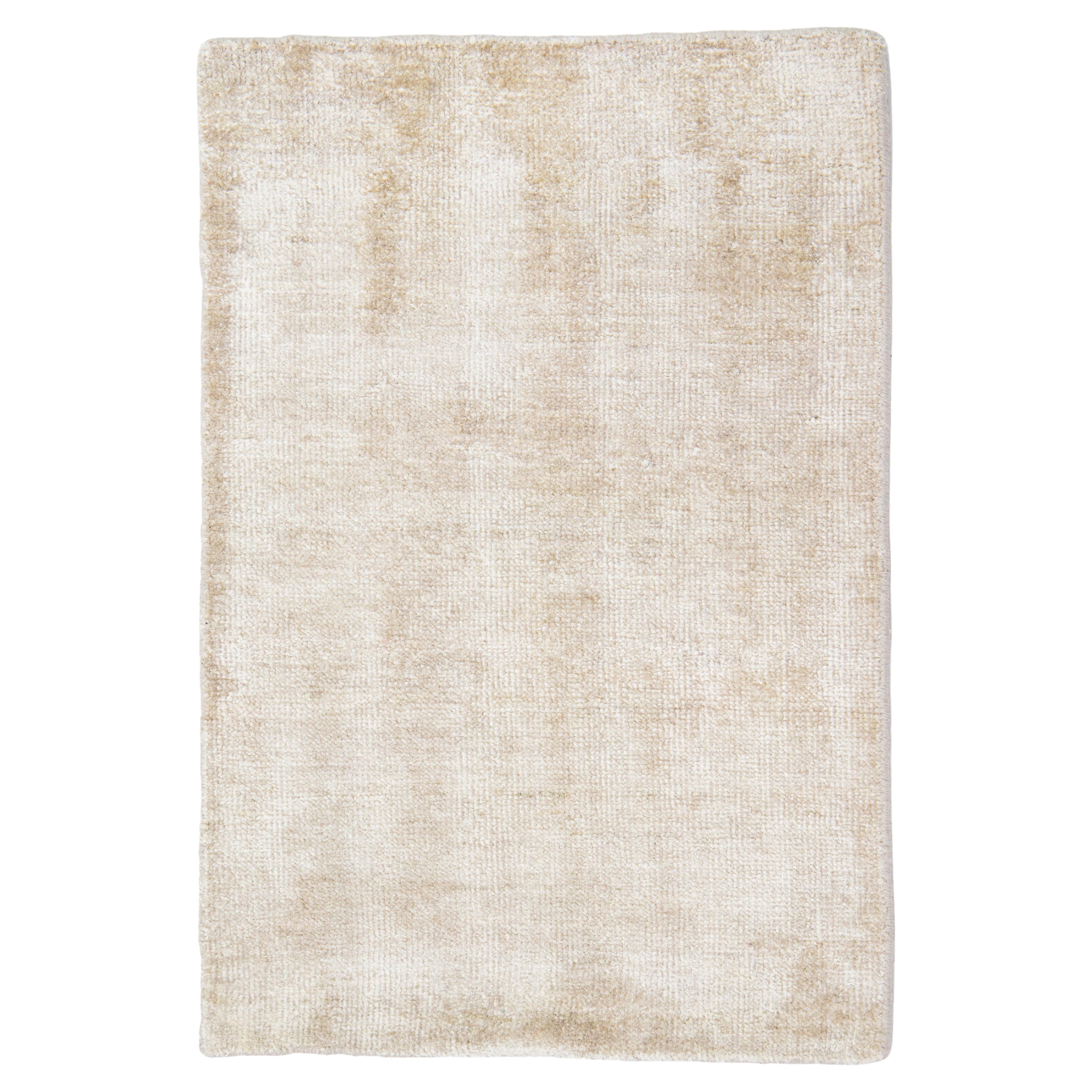 Moderner, maßgefertigter Seidenteppich aus der Desert Collection in Beige  Von Apadana