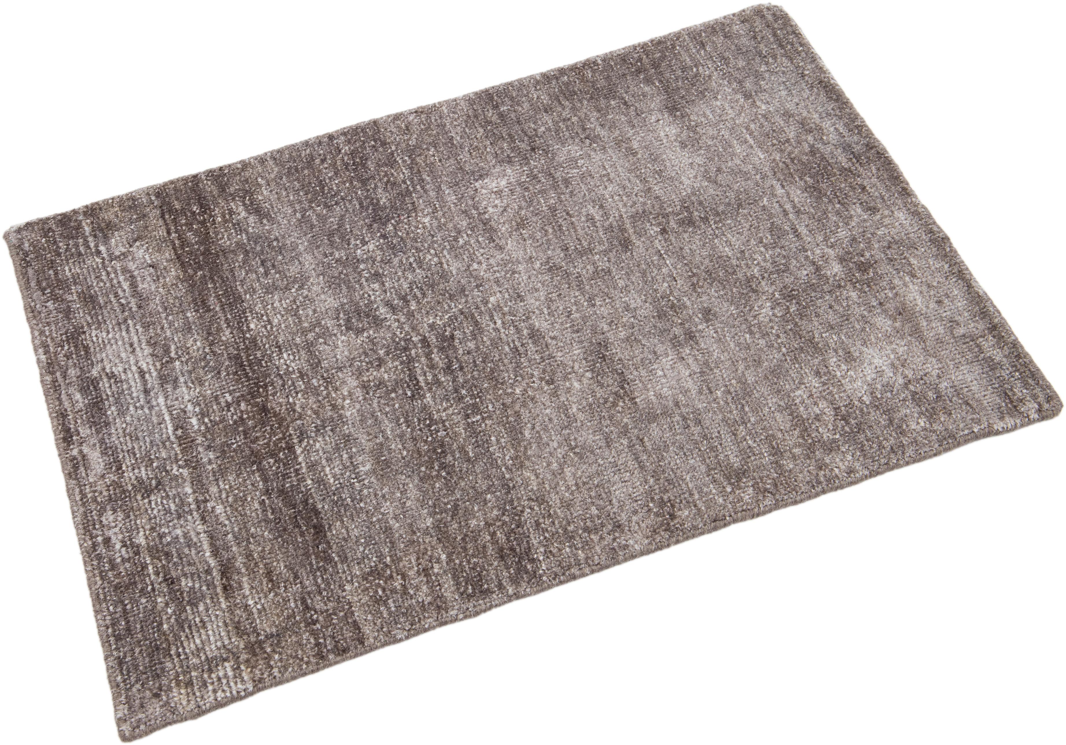 Annodato a mano Tappeto in seta personalizzato Modern Desert Collection'S in marrone di Apadana in vendita